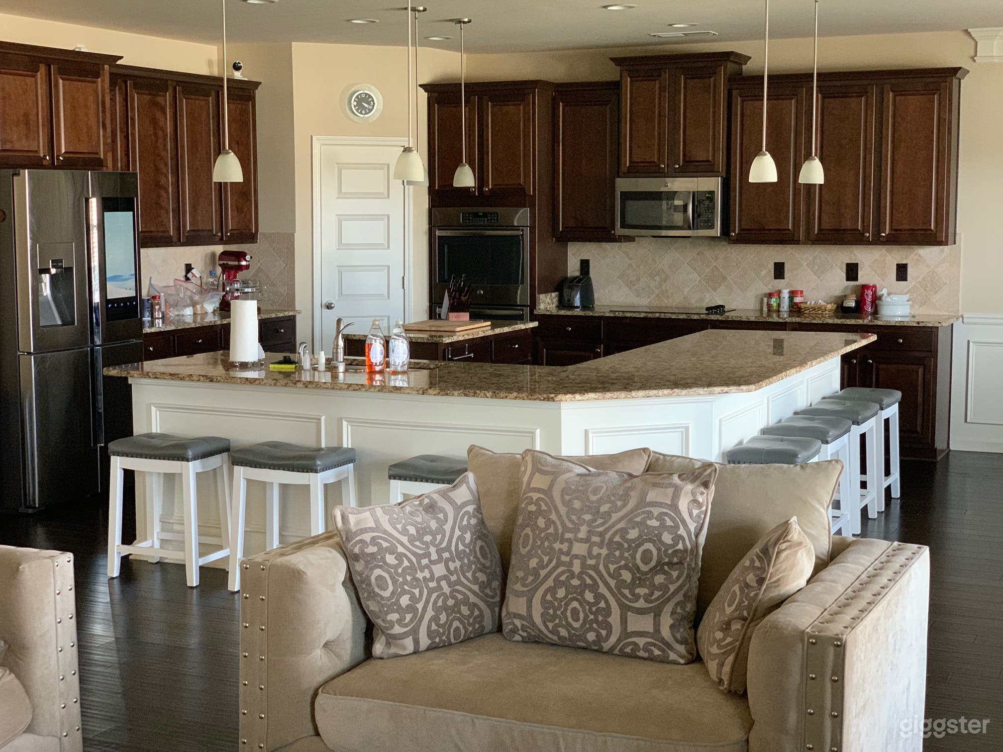 Cozy, Modern Suburban Home Photo 4