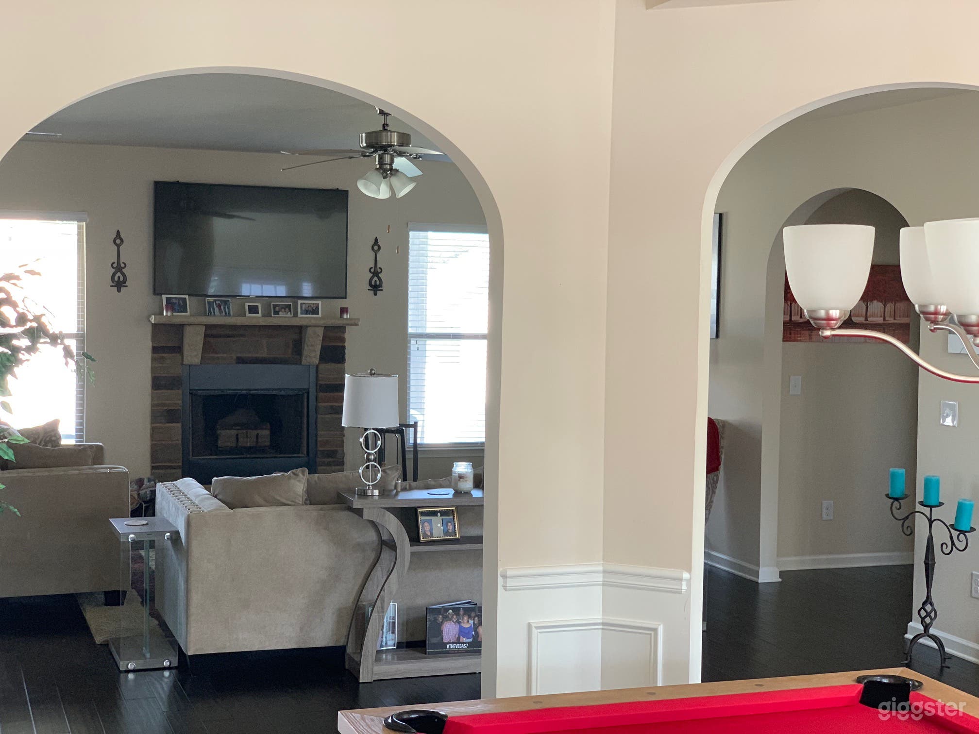 Cozy, Modern Suburban Home Photo 3