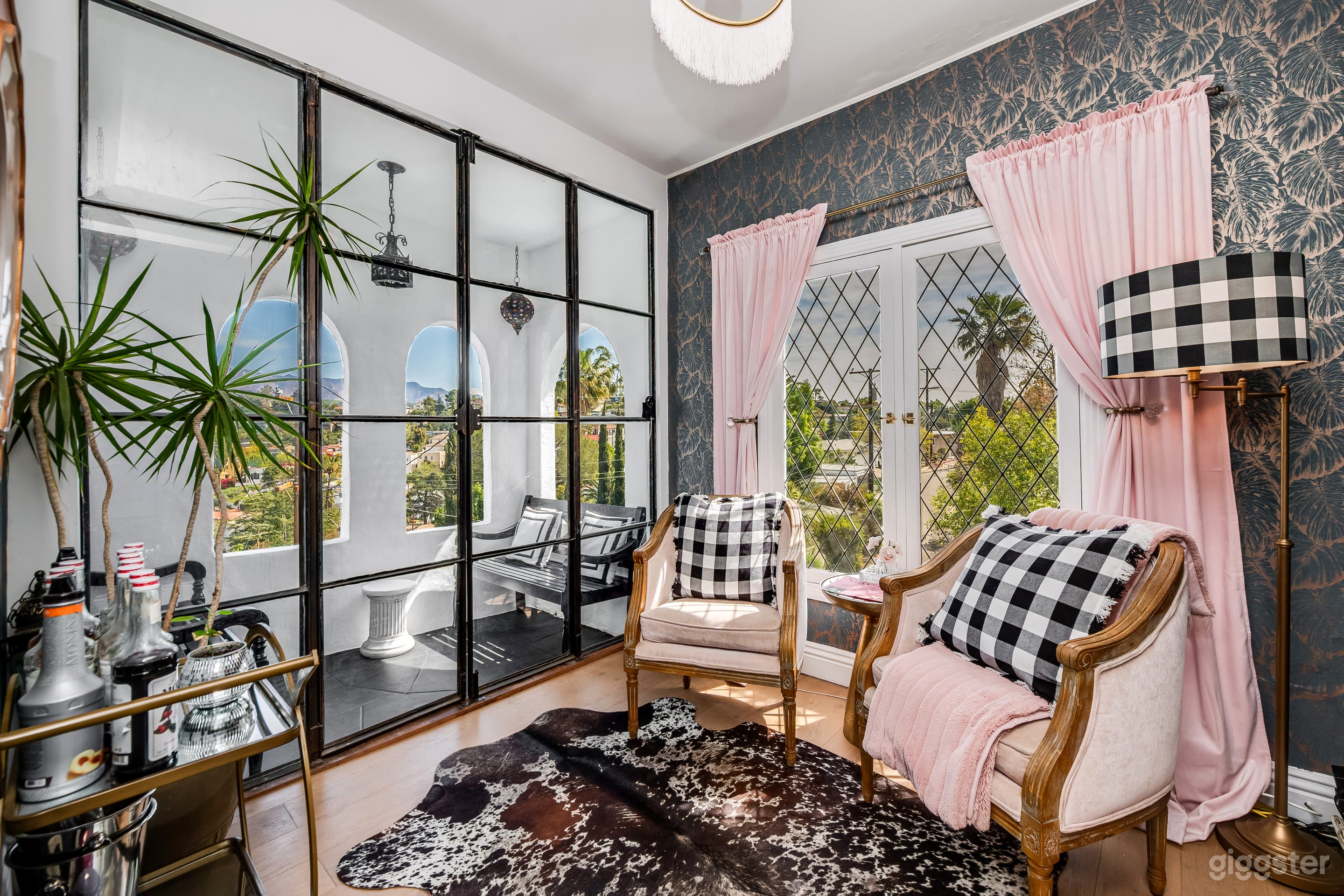 Old Hollywood Glamour Meets Parisian Chic Photo 4