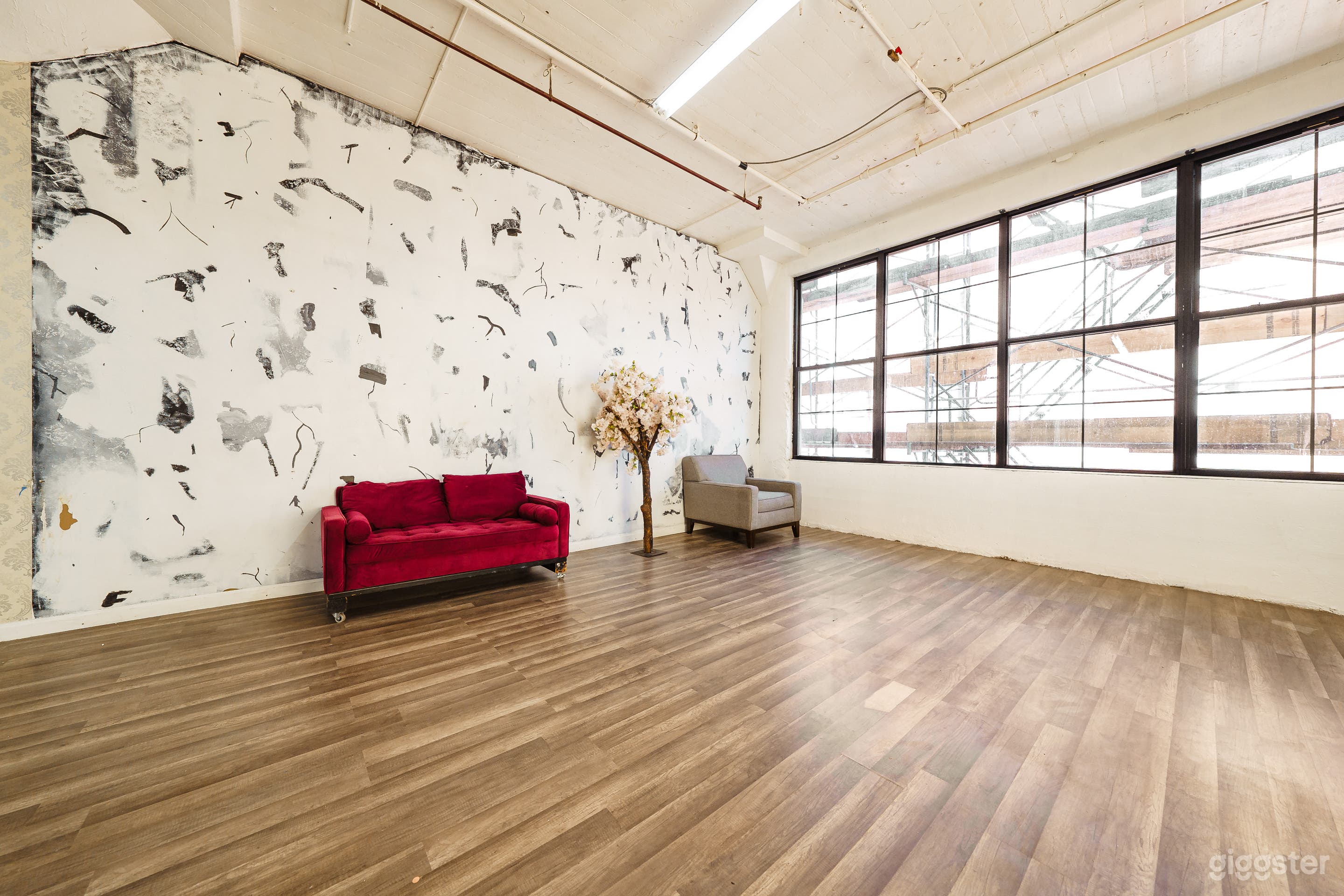 Studio with Art wall Photo 4