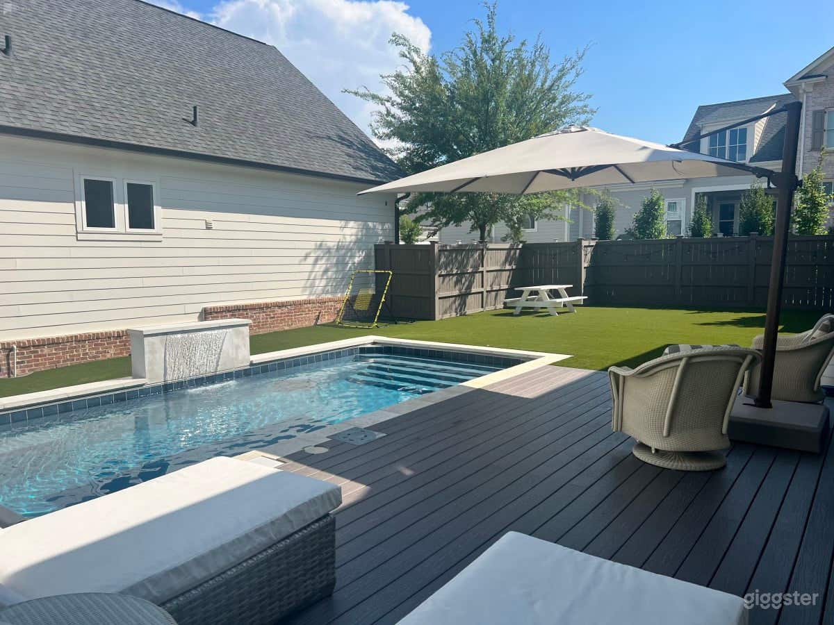 Modern Farmhouse in Suburban Neighborhood Photo 3