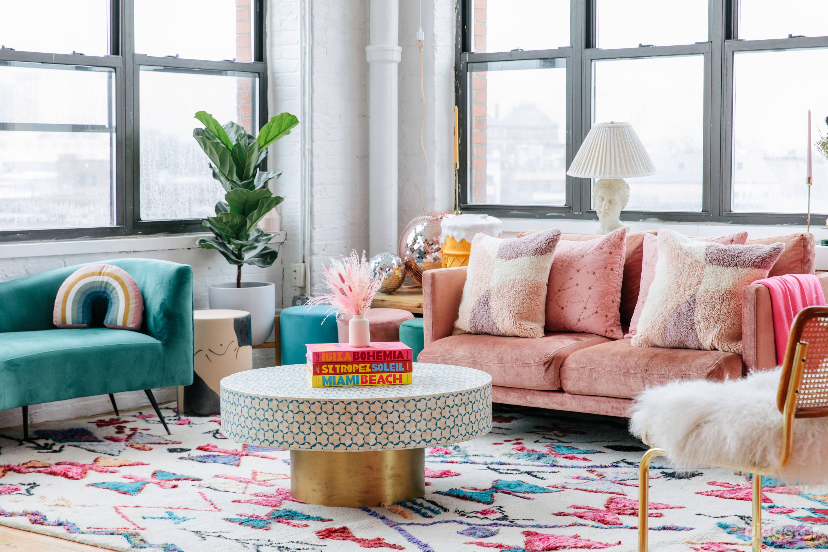 Colorful Corner Loft with Amazing Light Photo 2