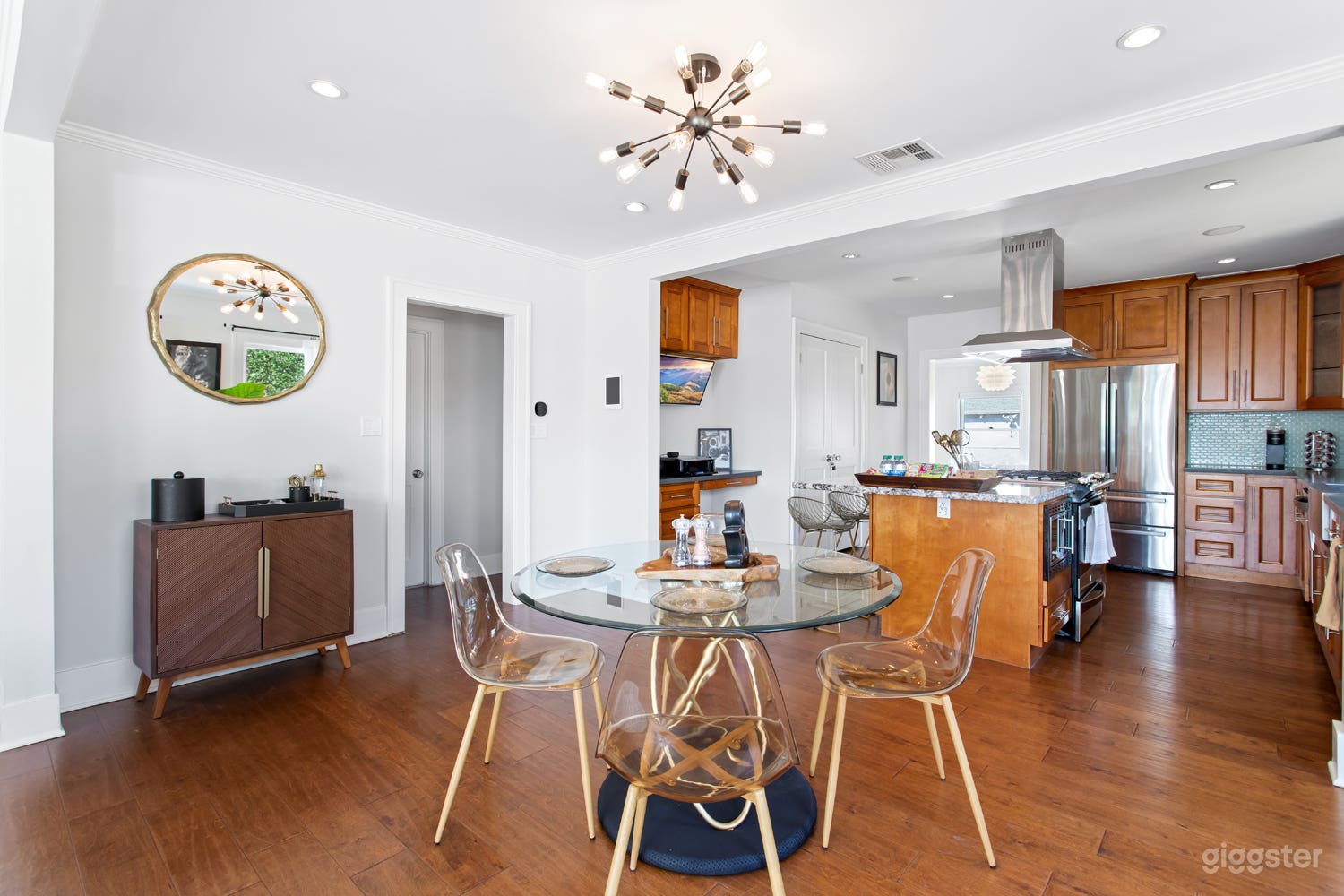 Bright and Spacious Craftsmen Home & Natural Light Photo 2