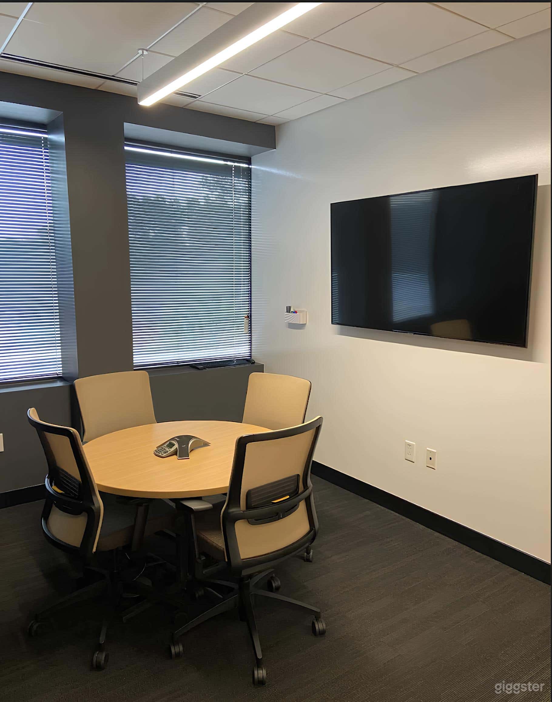 Fully Equipped Small Conference Room in RTP Photo 3