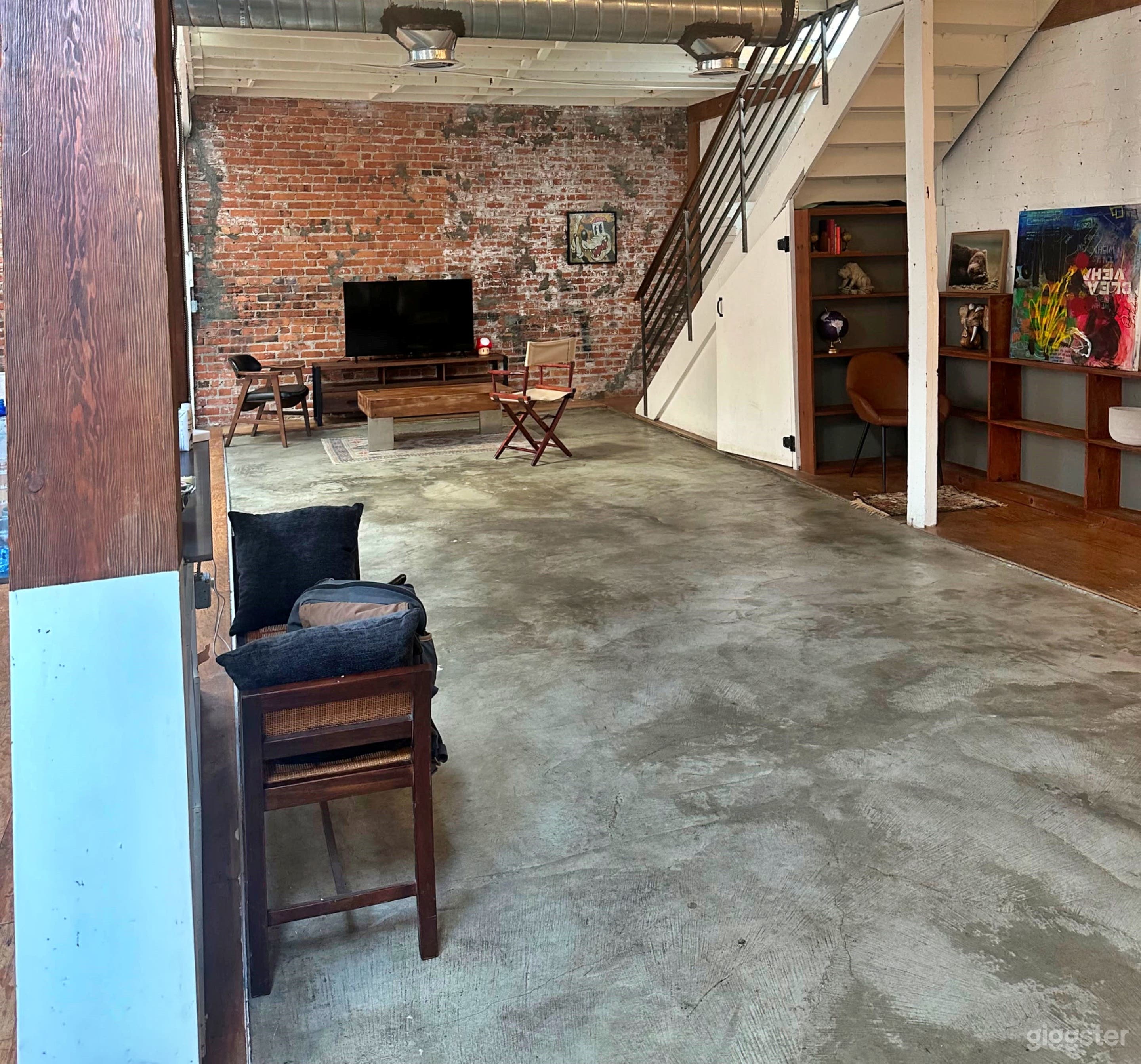 Warehouse Renovated Loft Studio with Brick Walls Photo 3