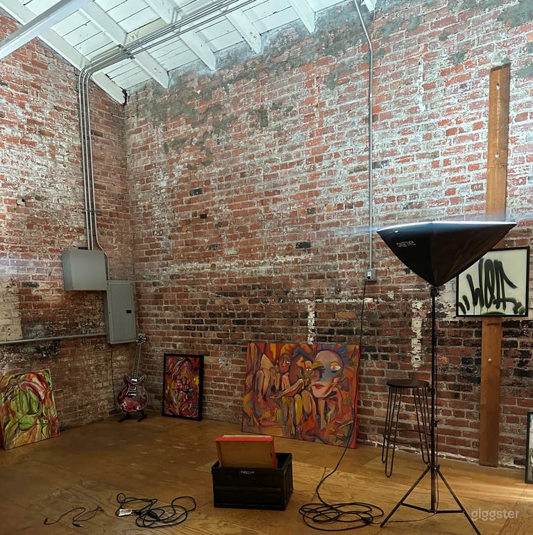  Warehouse Renovated Loft Studio with Brick Walls 