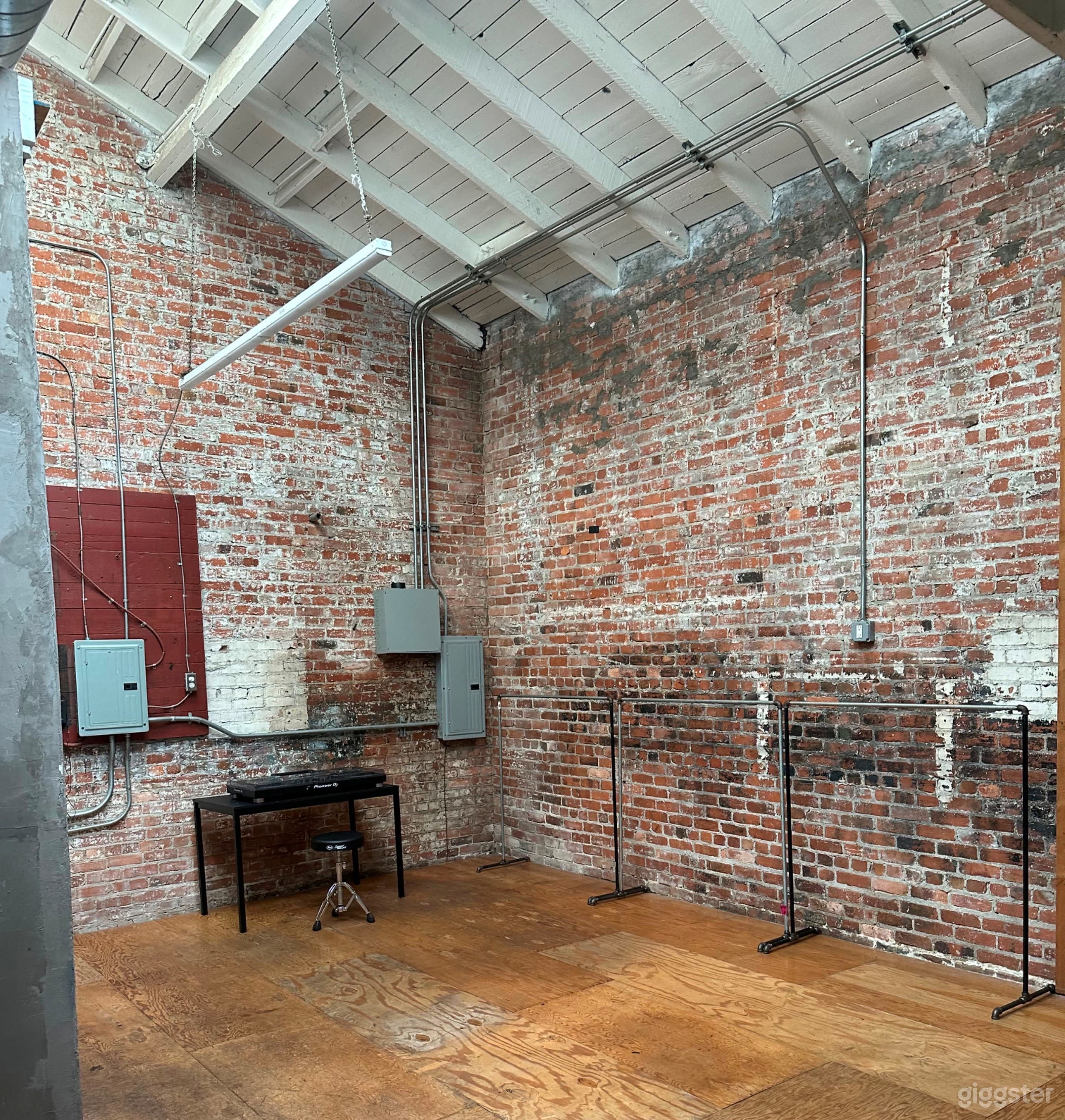 Warehouse Renovated Loft Studio with Brick Walls Photo 4