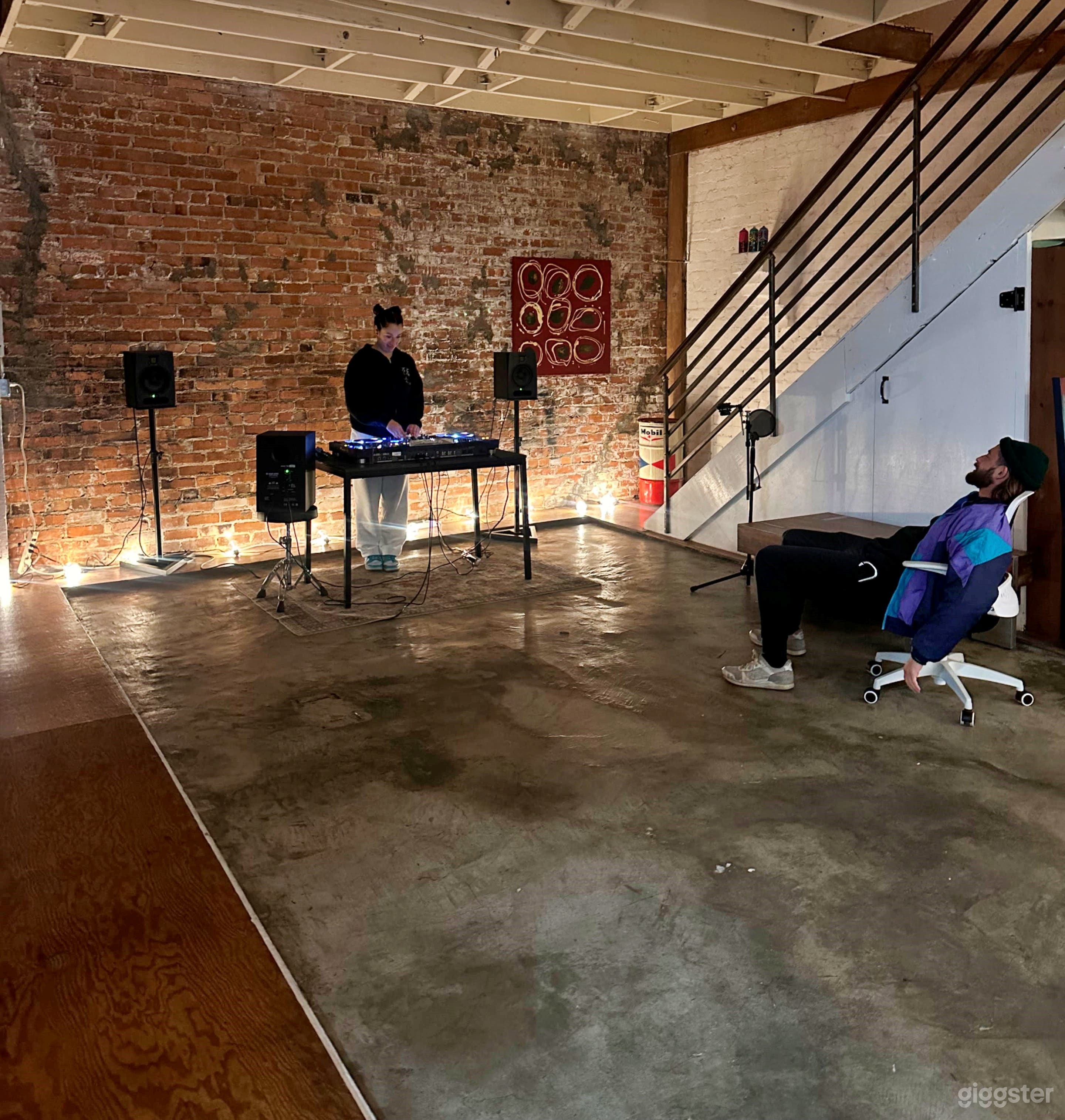 Warehouse Renovated Loft Studio with Brick Walls Photo 2