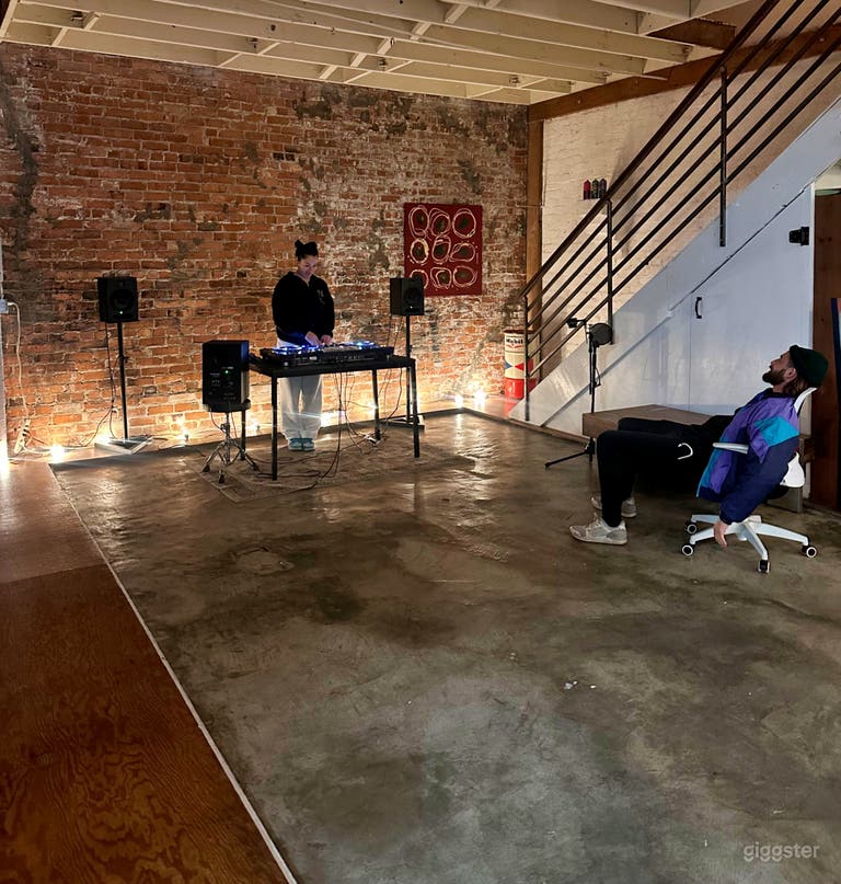  Warehouse Renovated Loft Studio with Brick Walls 