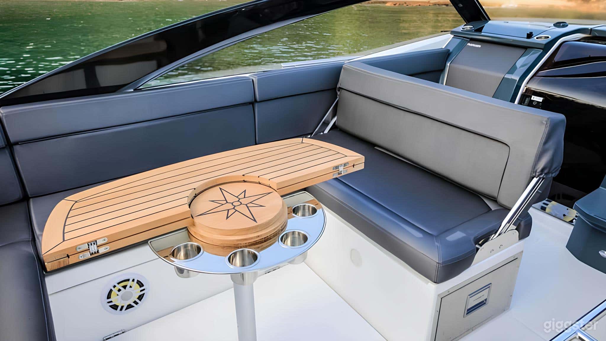 Voyager 34" Yacht Photo 3