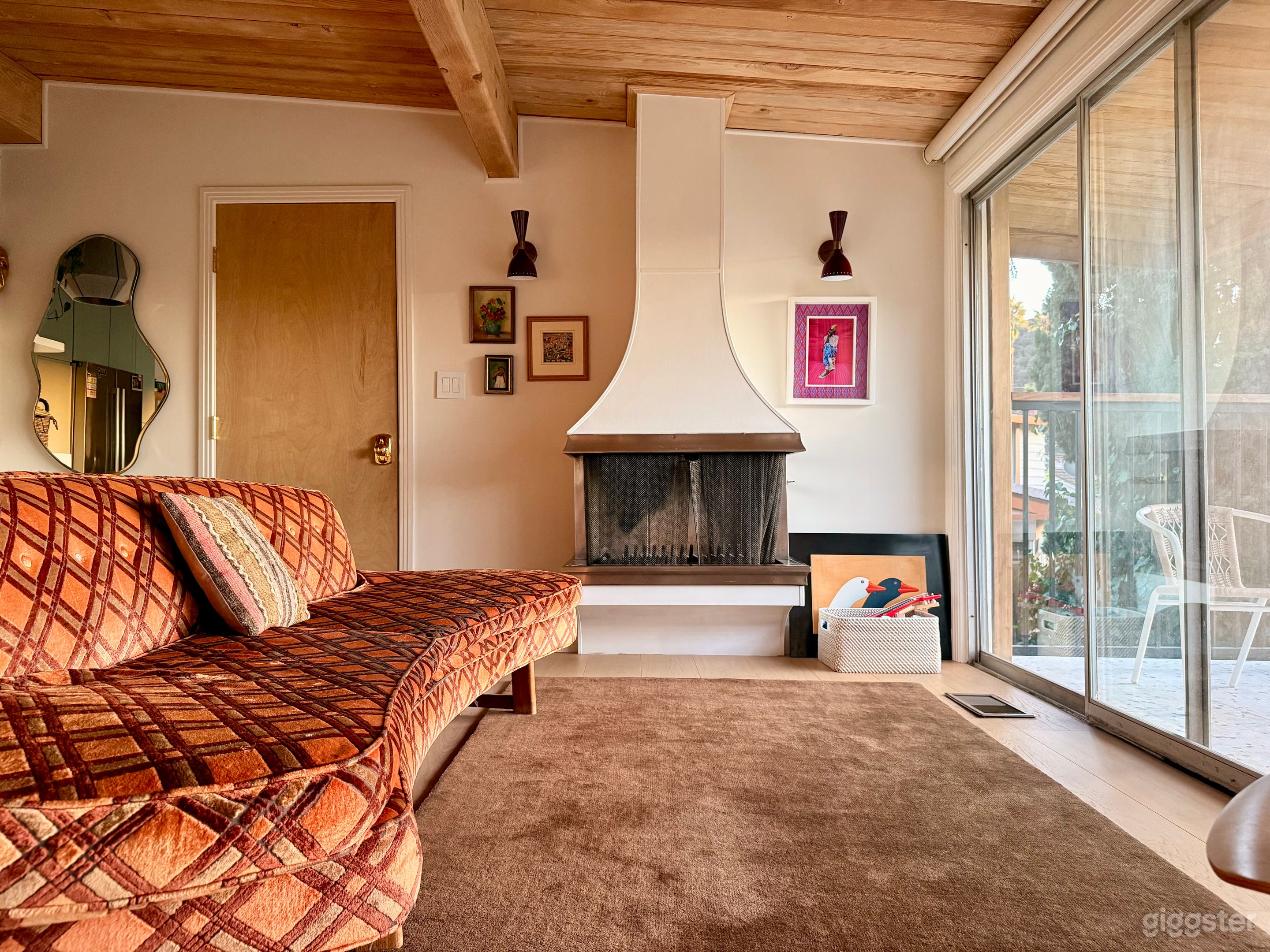 Stylish Light-Filled Home with Gorgeous Views Photo 2