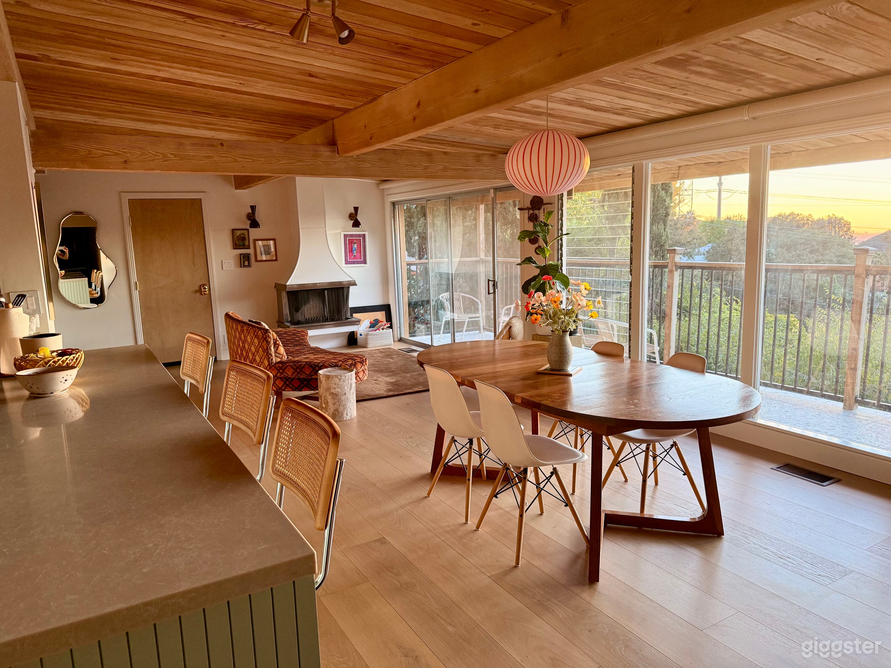 Stylish Light-Filled Home with Gorgeous Views Photo 1