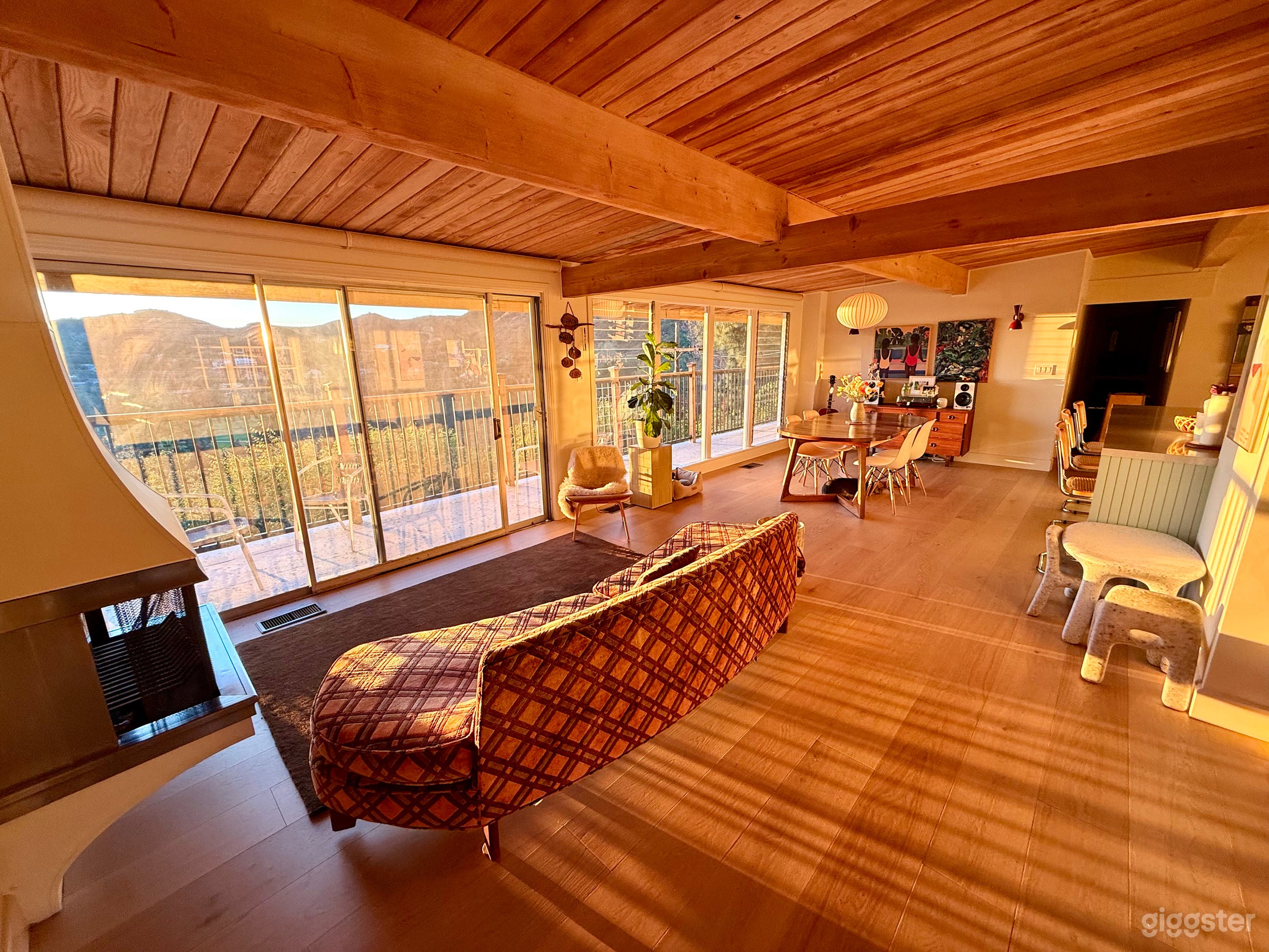 Stylish Light-Filled Home with Gorgeous Views Photo 4