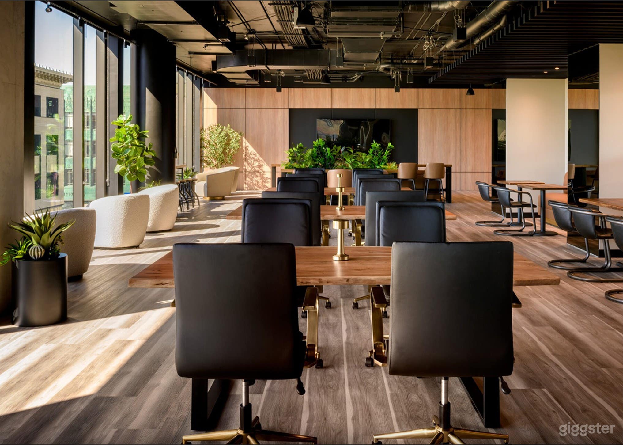 Modern & Elegant Coworking Space Photo 1