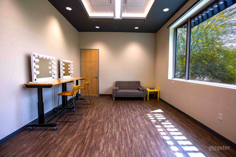  Makeup/Wardrobe Room 