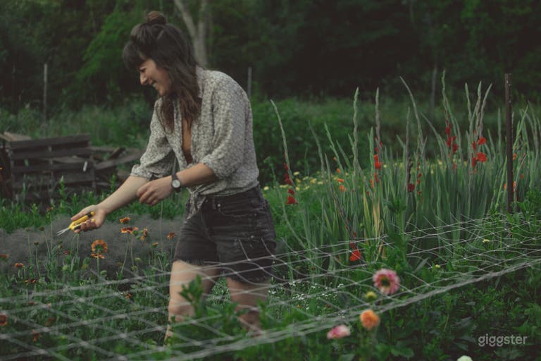  Rustic Flower Farm Amidst 641-Acre Bird Sanctuary 