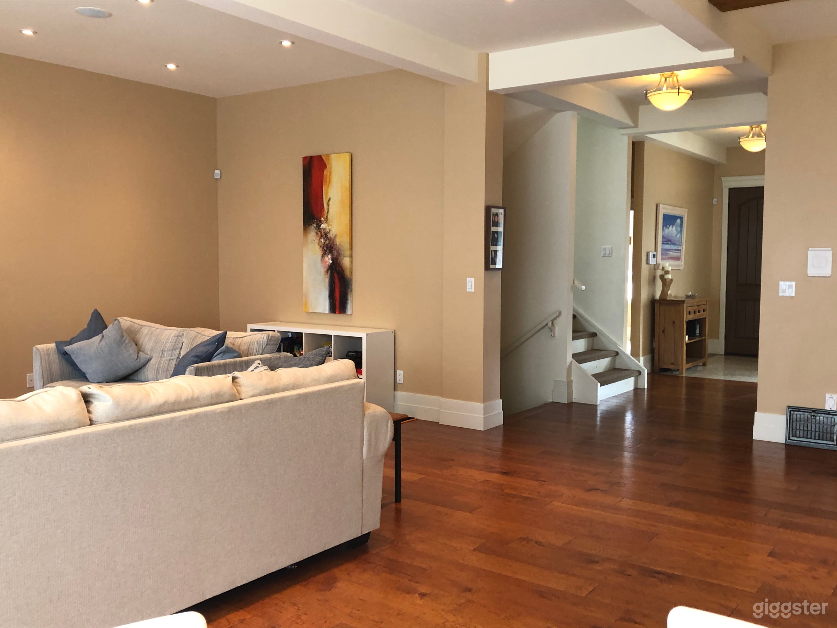 Comfortable modern home close to down town Calgary Photo 4