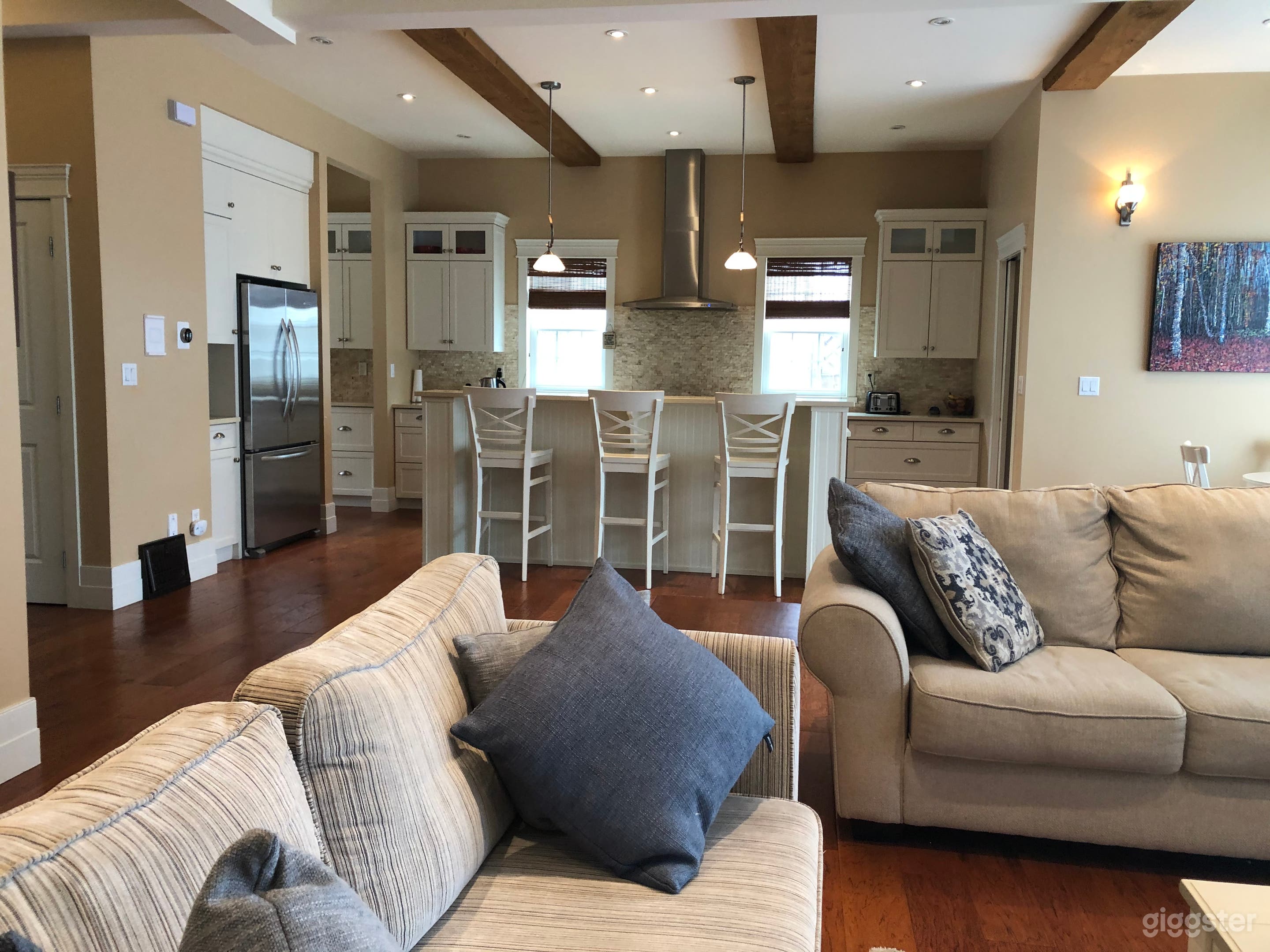 Comfortable modern home close to down town Calgary Photo 3