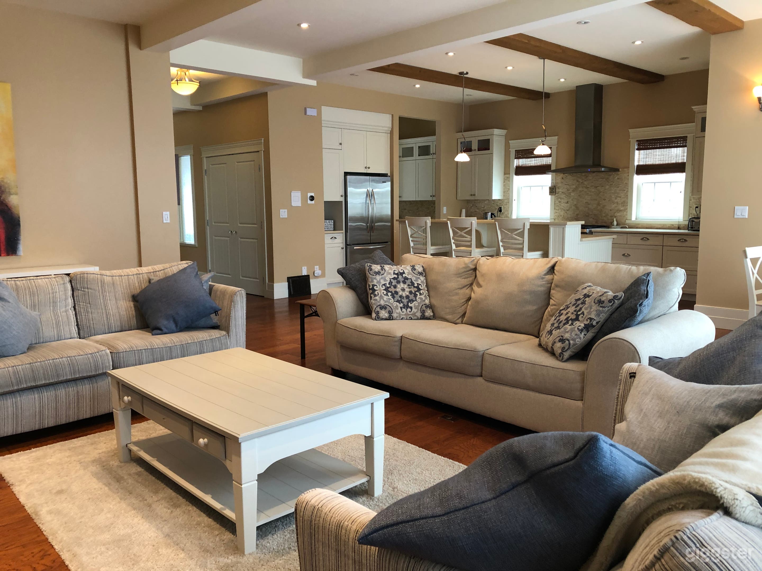 Comfortable modern home close to down town Calgary Photo 1