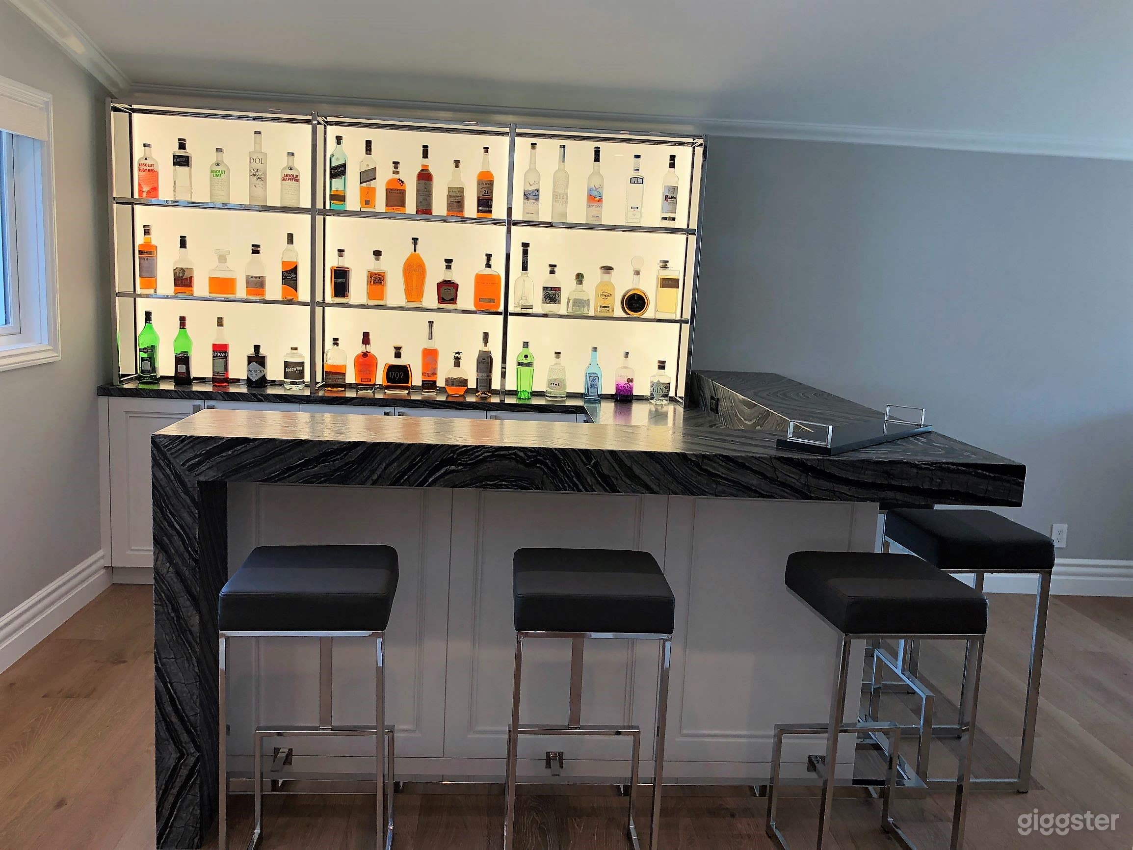 Immaculate - Completely decorated - Encino  Photo 1