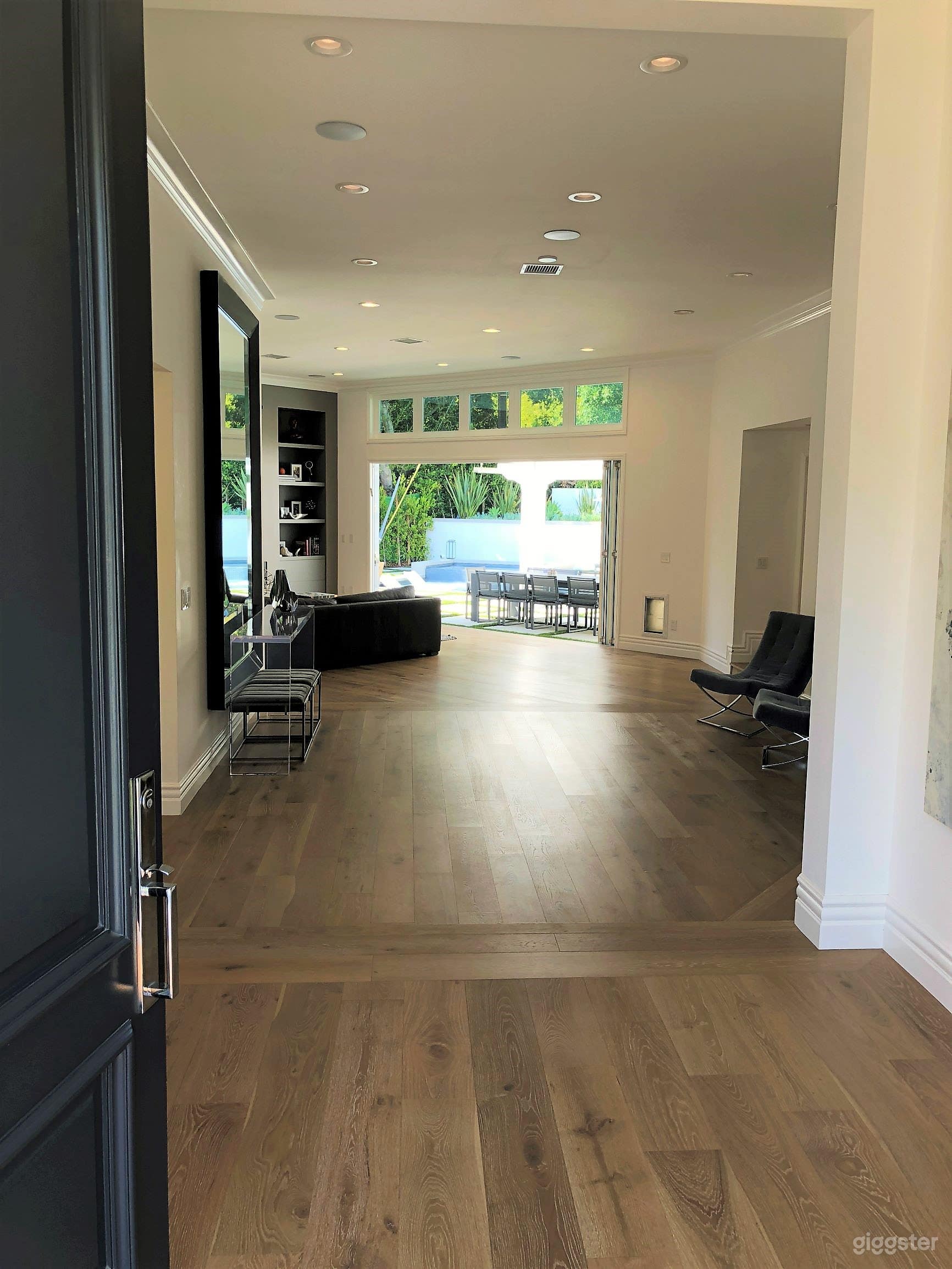 Immaculate - Completely decorated - Encino  Photo 4