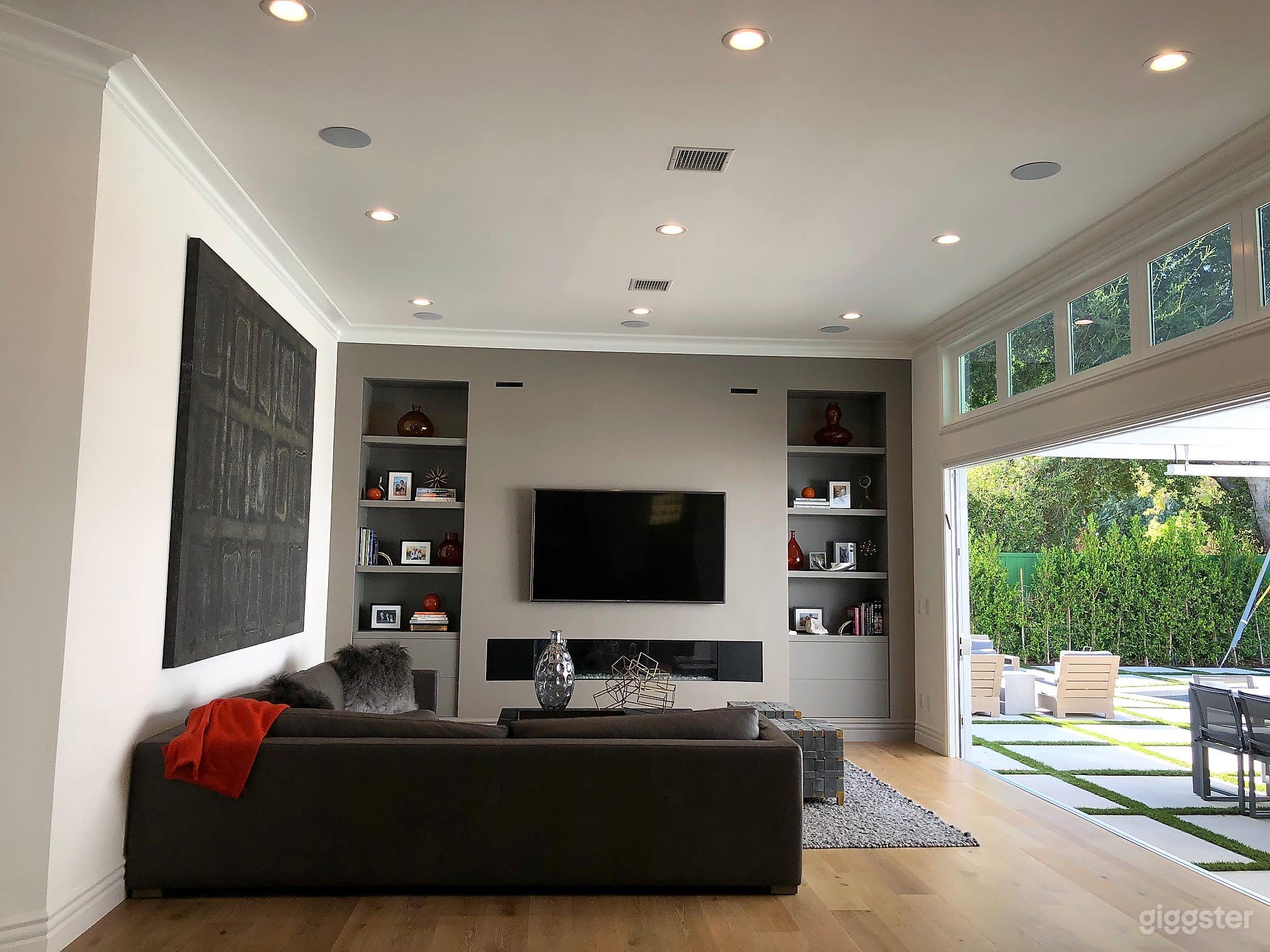 Immaculate - Completely decorated - Encino  Photo 3