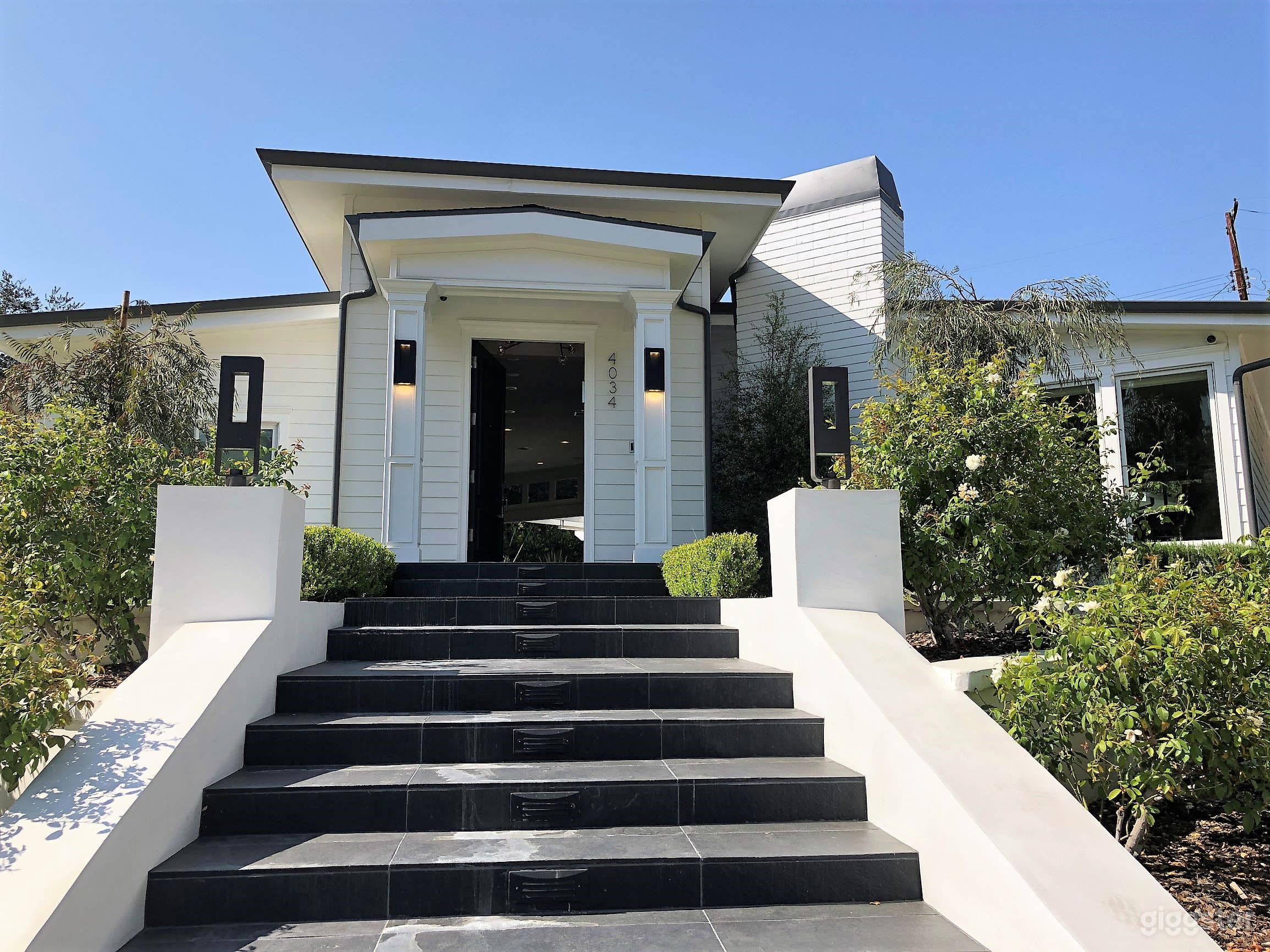 Immaculate - Completely decorated - Encino  Photo 2