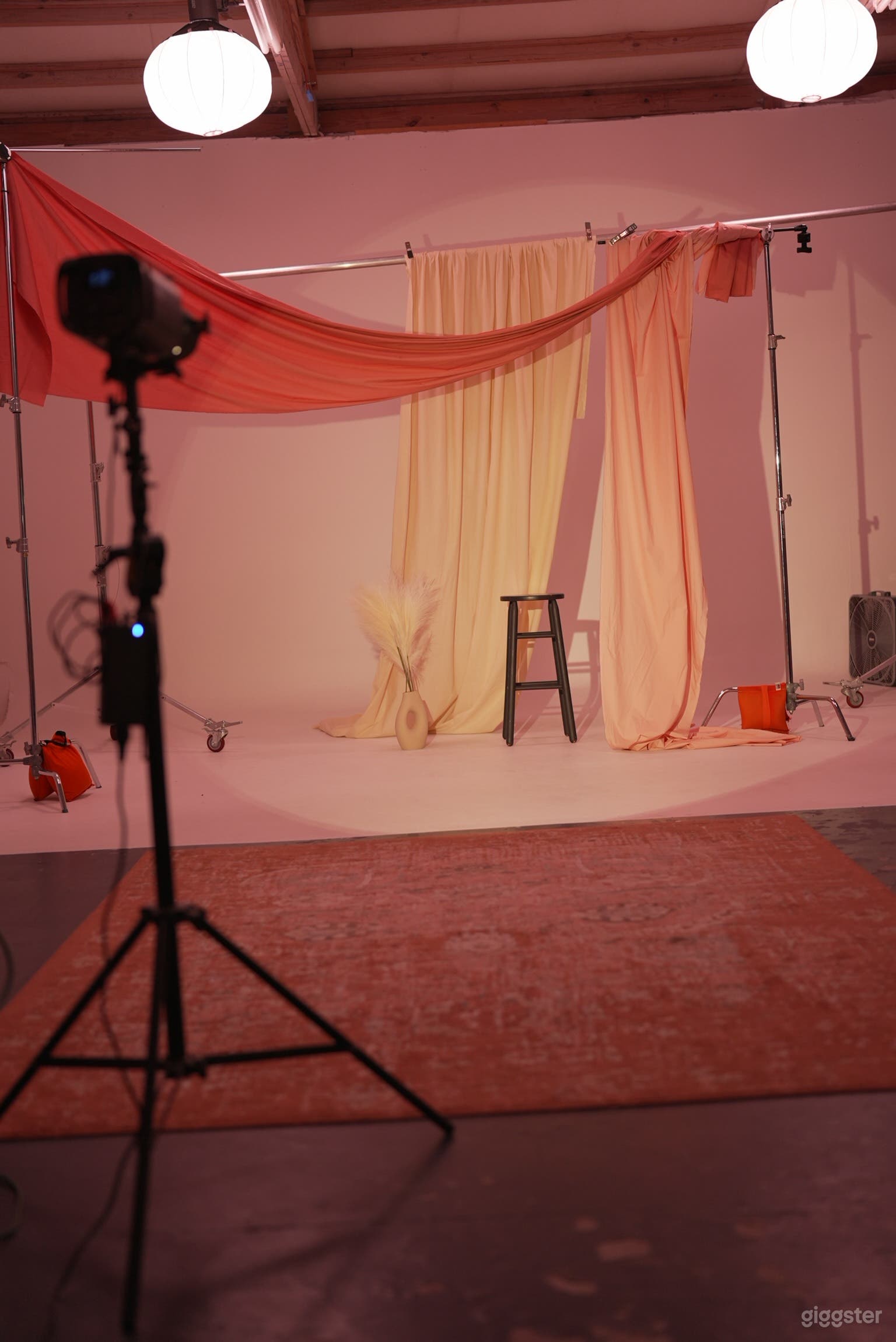 Spacious Cyc Studio Photo 4