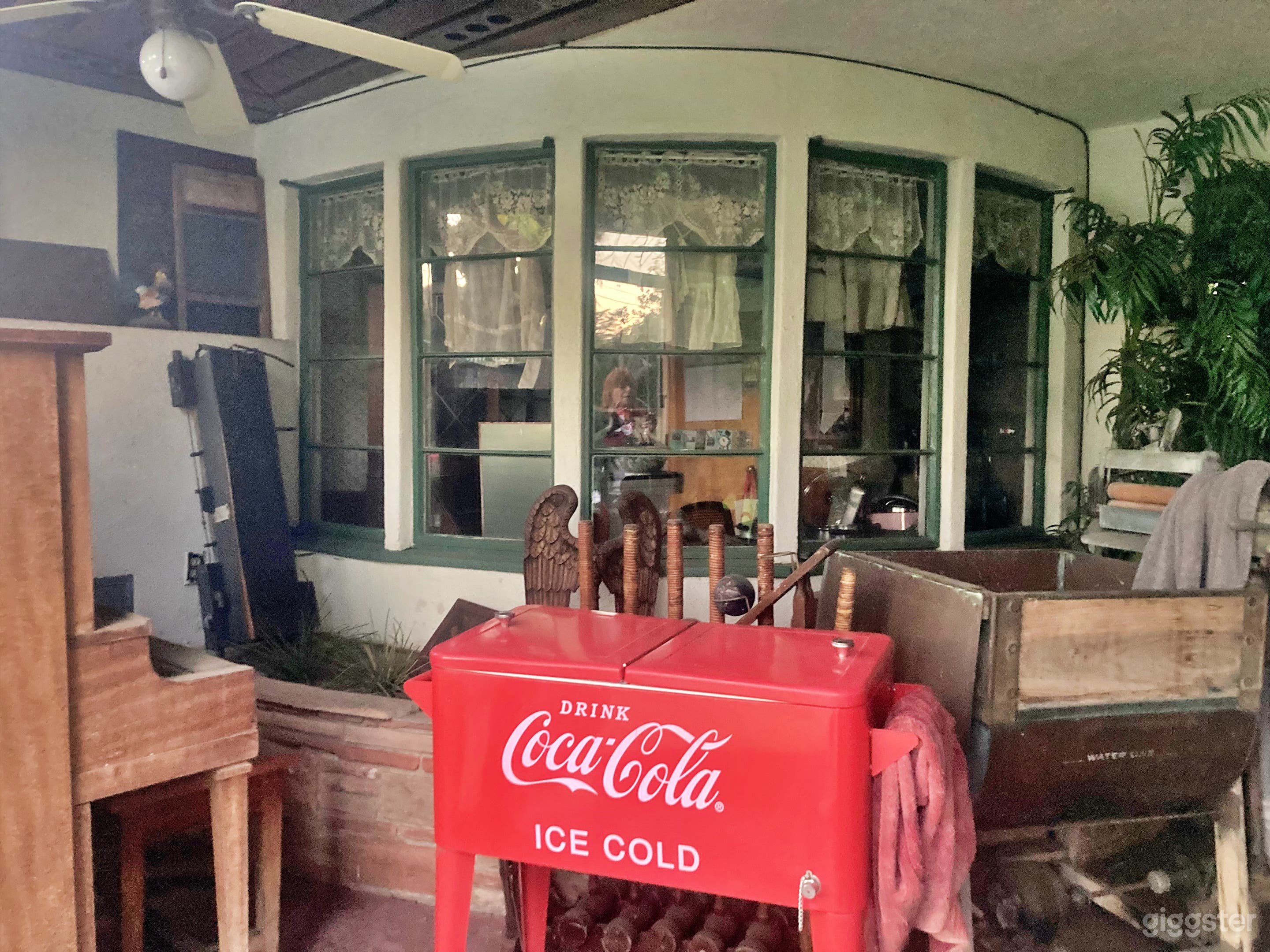 Exclusive Residence with Antique Collection Photo 3