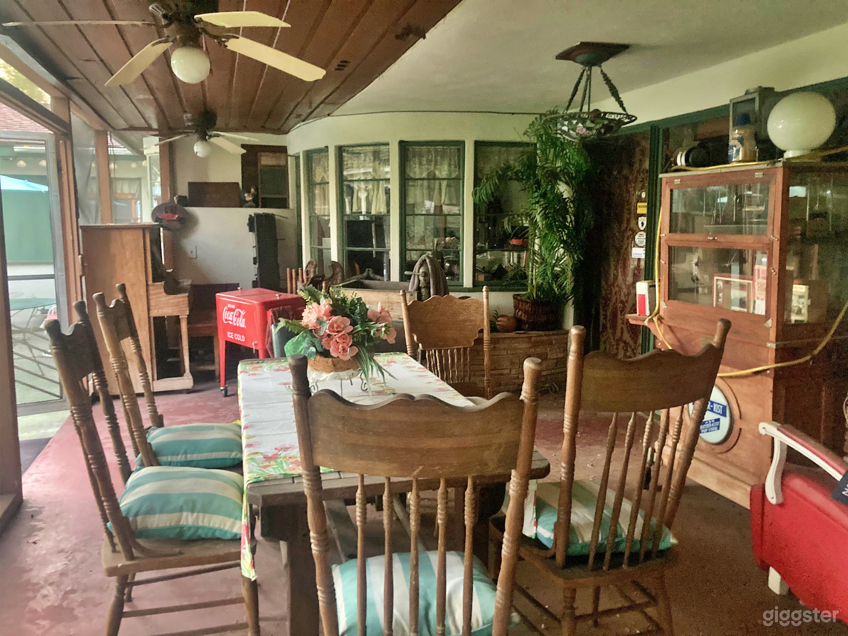 Exclusive Residence with Antique Collection Photo 1