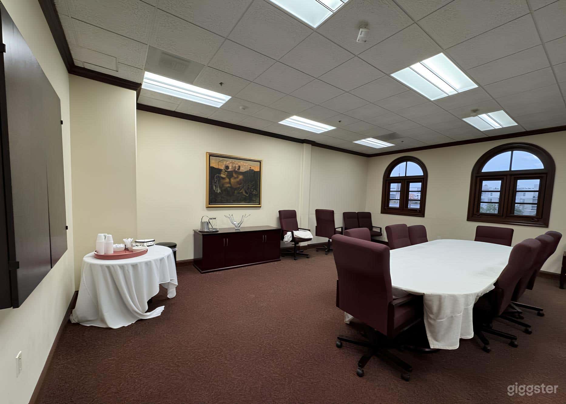 Cozy Meeting Space for Productions Photo 3