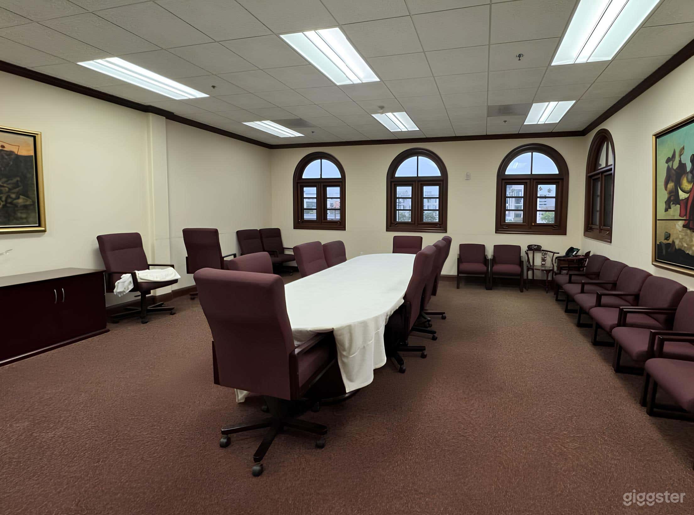 Cozy Meeting Space for Productions Photo 4