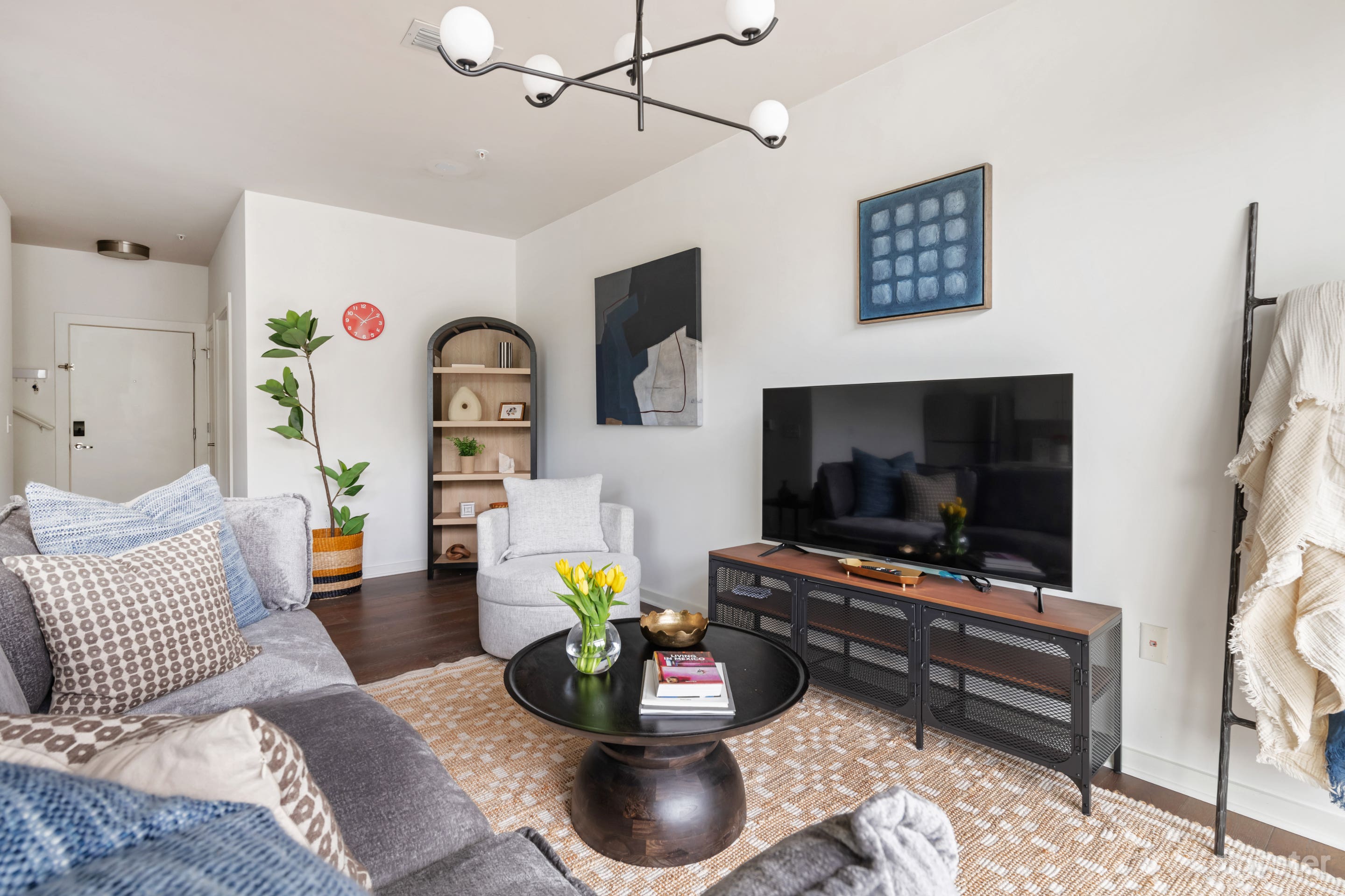 Contemporary Quarter Oasis with Resort Amenities Photo 4