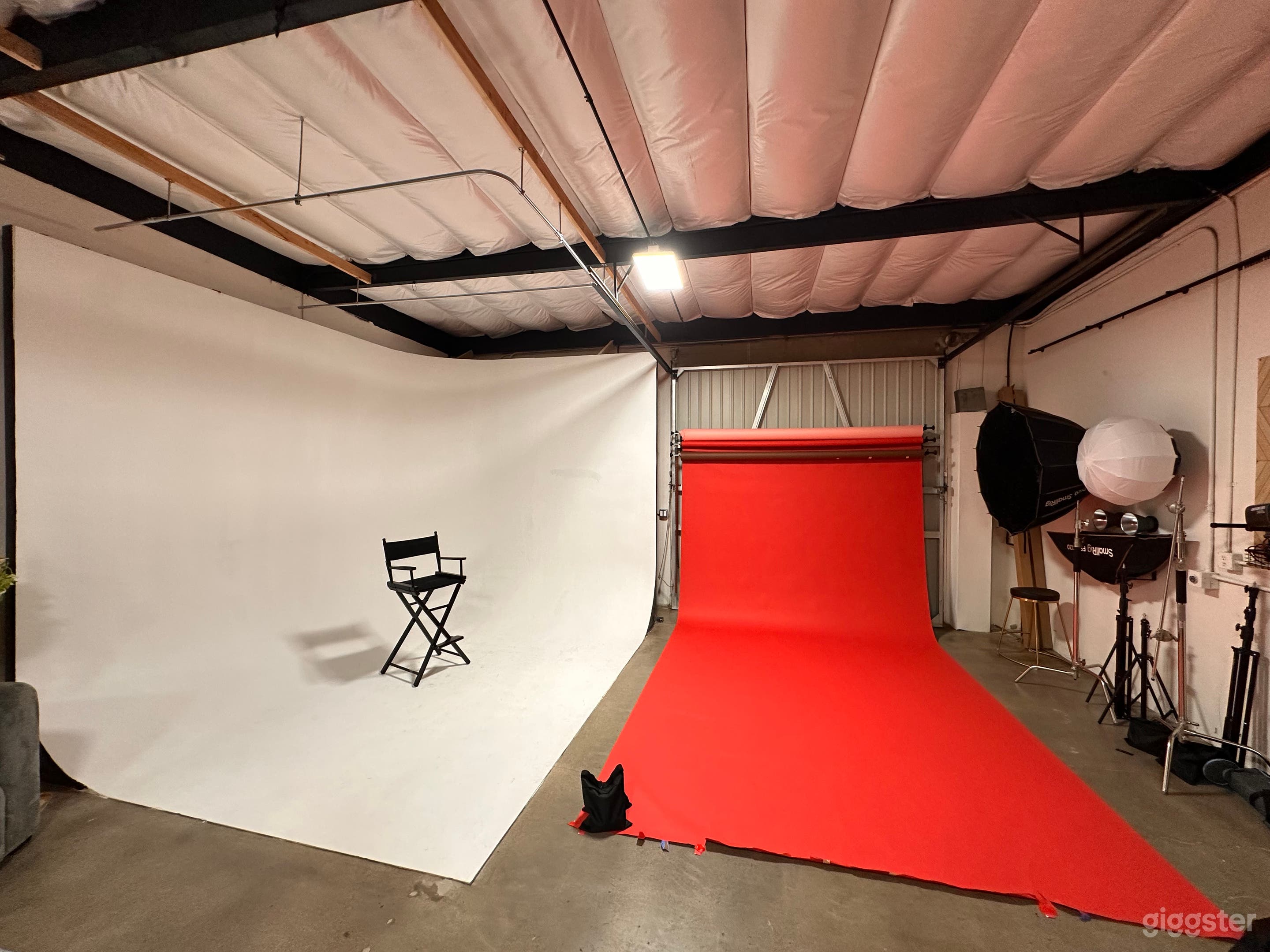 White Cyclorama Photo Studio with Lighting Photo 1