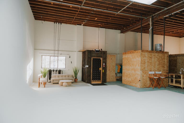  Voici l'Endroit - Studio de Production en Entrepôt Industriel 