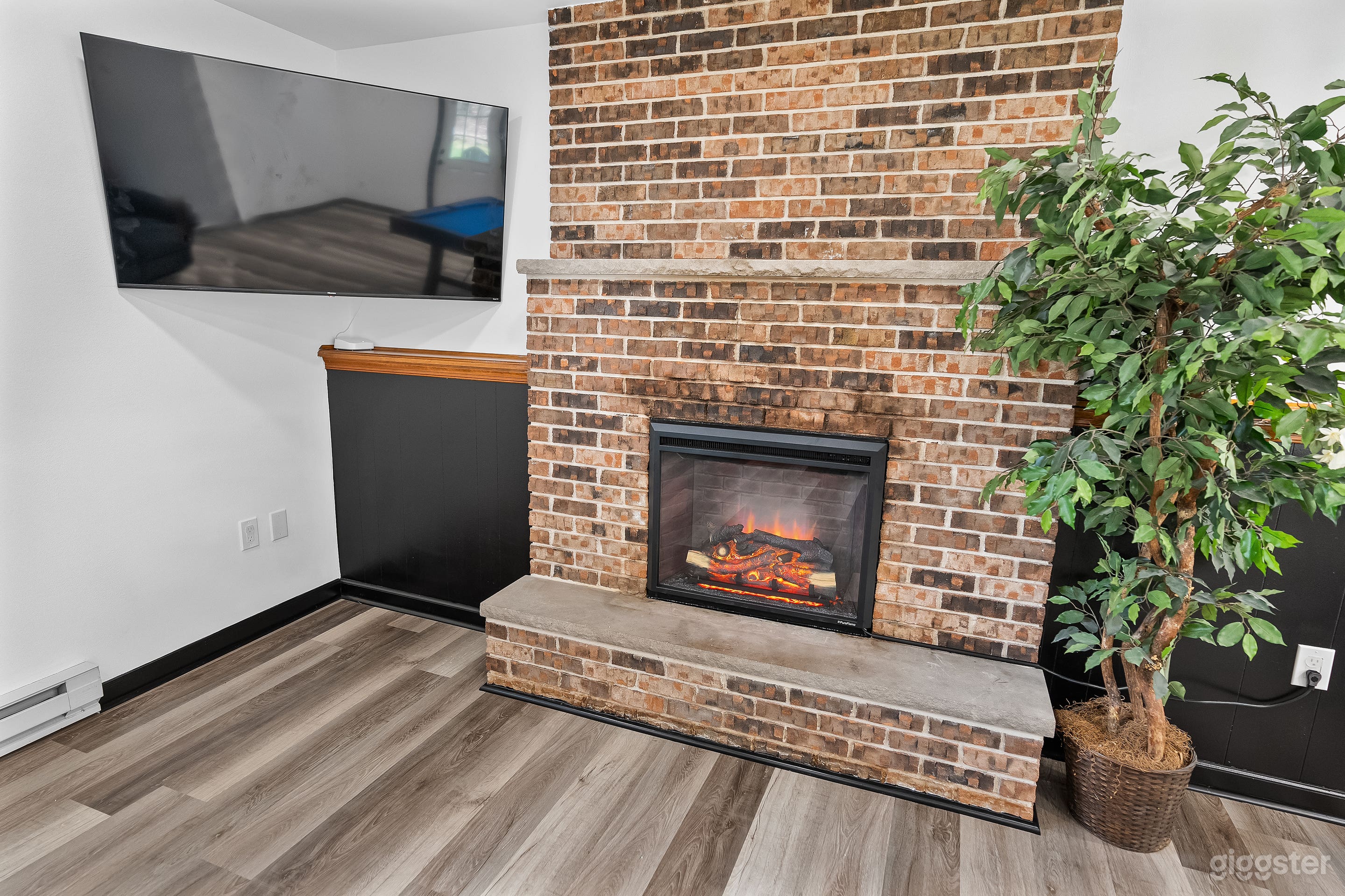 Downstairs game room - Fireplace