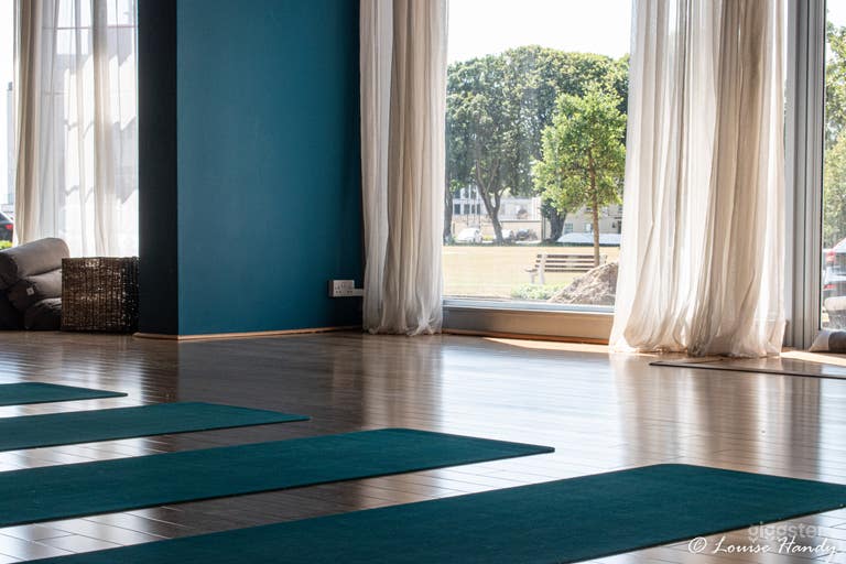  Natural light, big windows 