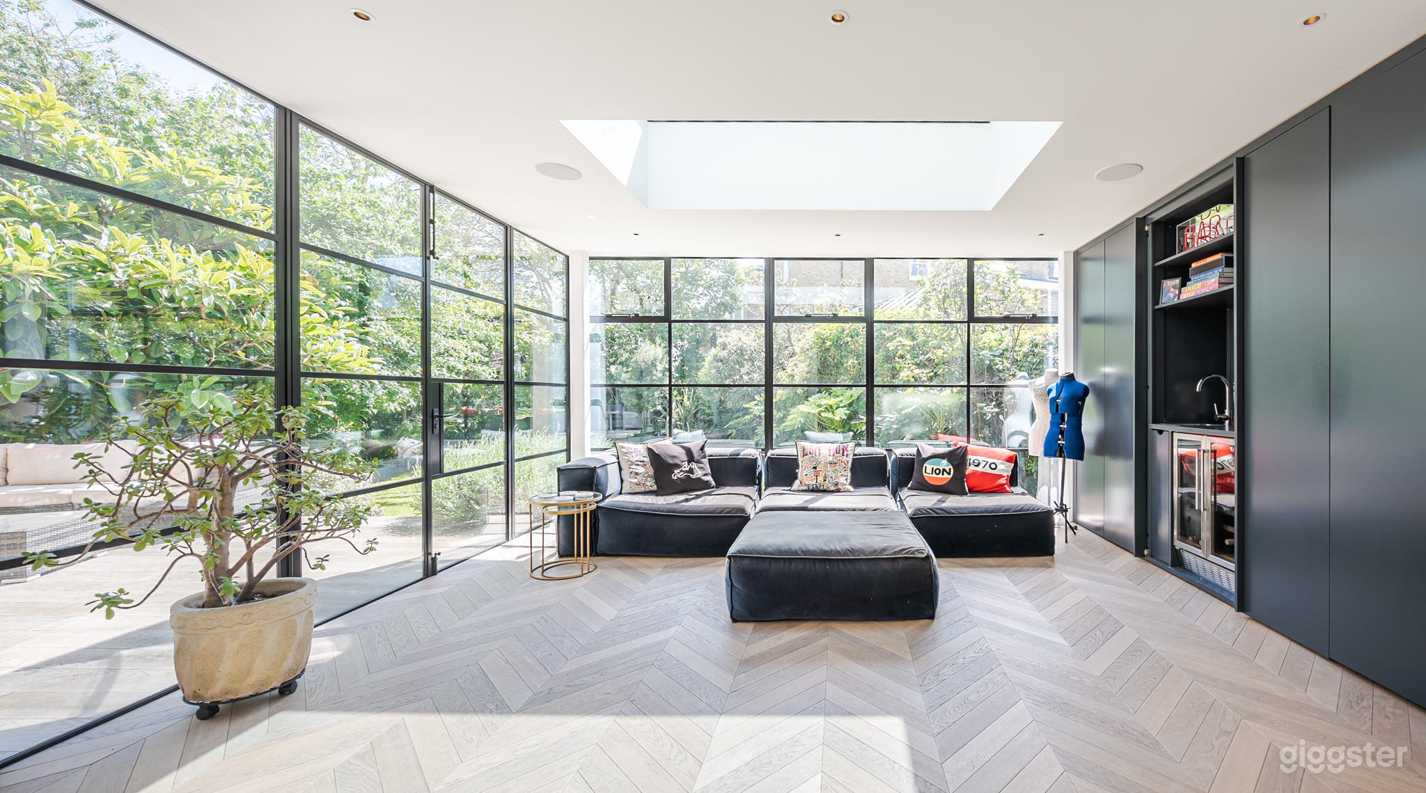 Spacious Victorian House Photo 1