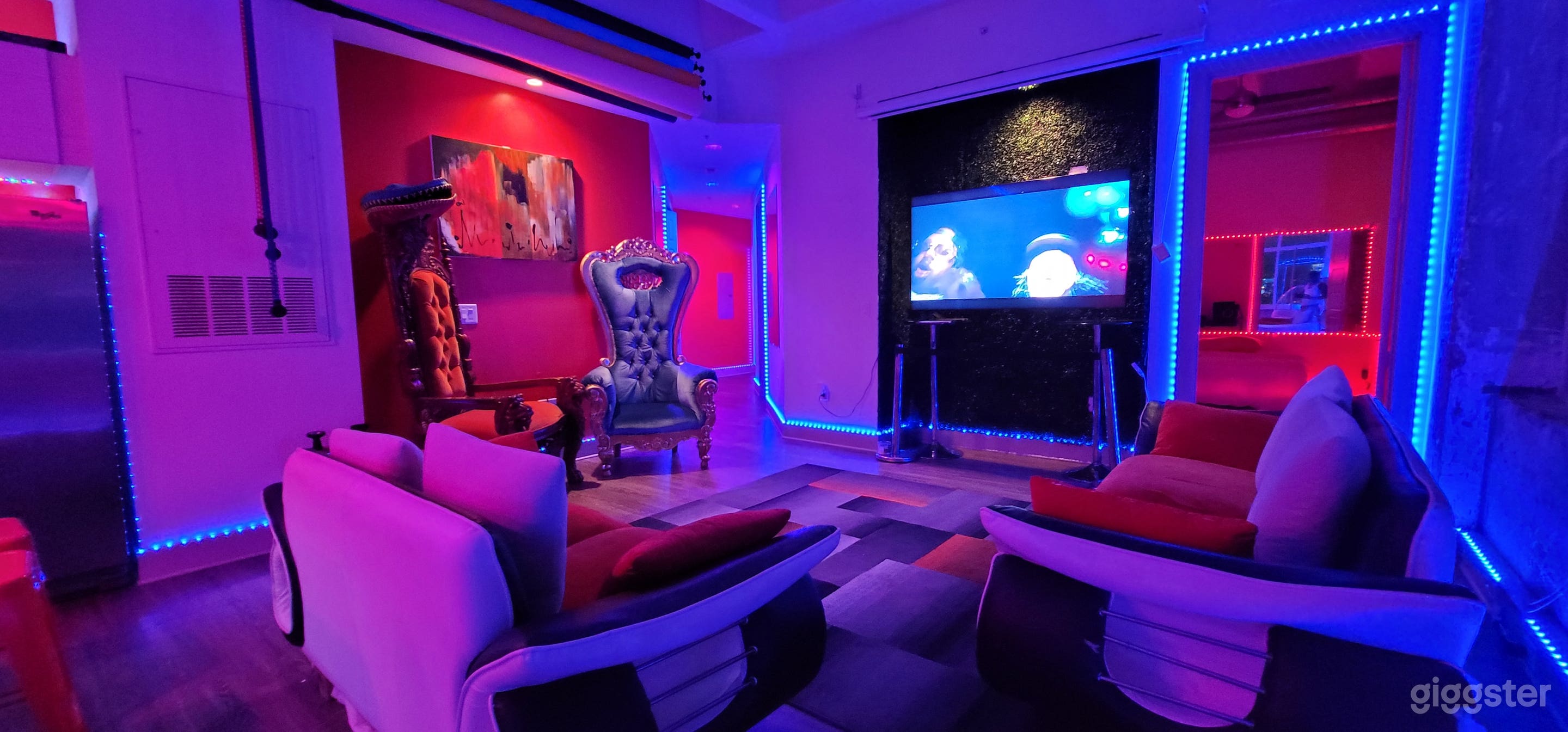 Luxury Content PENTHOUSE with a CITY VIEW Photo 4