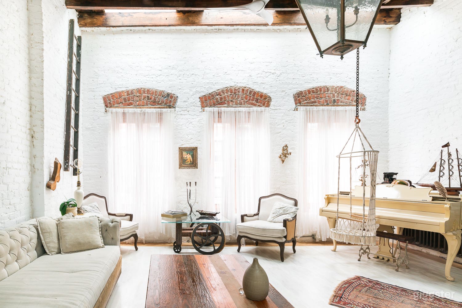 Sun Soaked Hand Crafted Penthouse, Williamsburg Photo 1