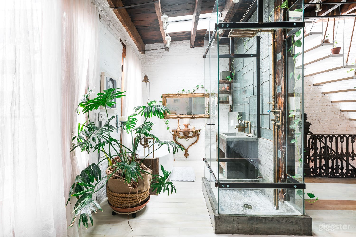 Sun Soaked Hand Crafted Penthouse, Williamsburg Photo 4