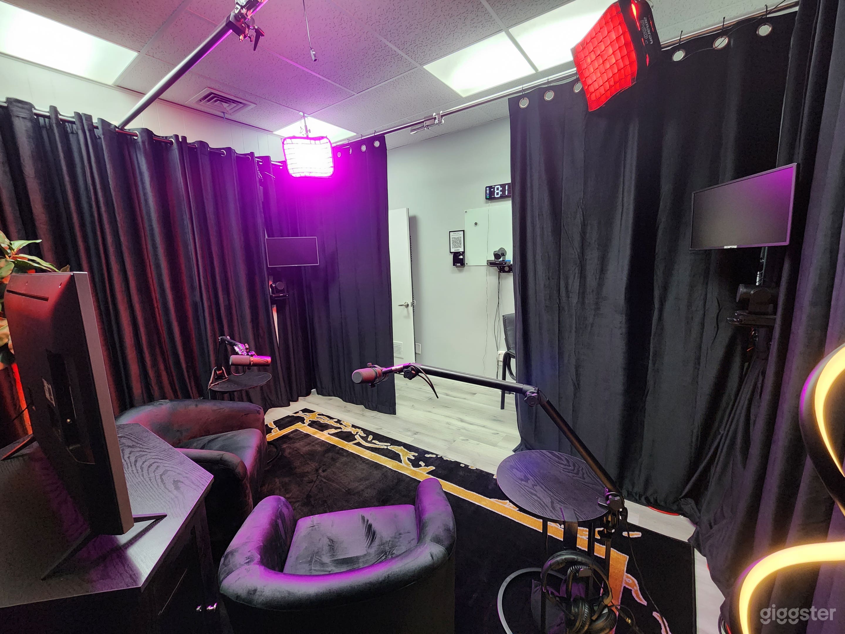 Nice intimate and personal recording space that's clean and professionally designed and thought out.