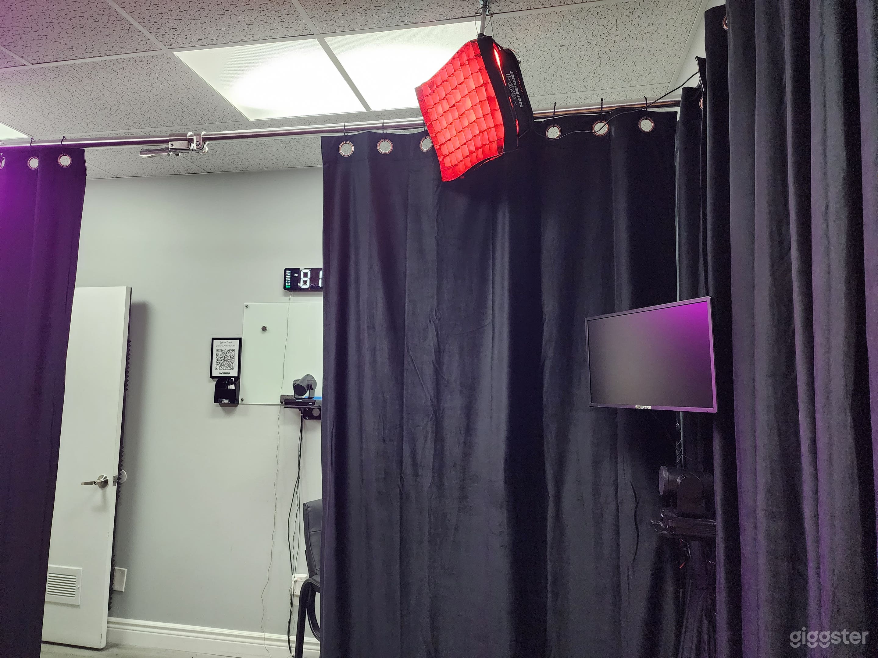 Confidence &amp; Reference monitors for notes and teleprompter needs.