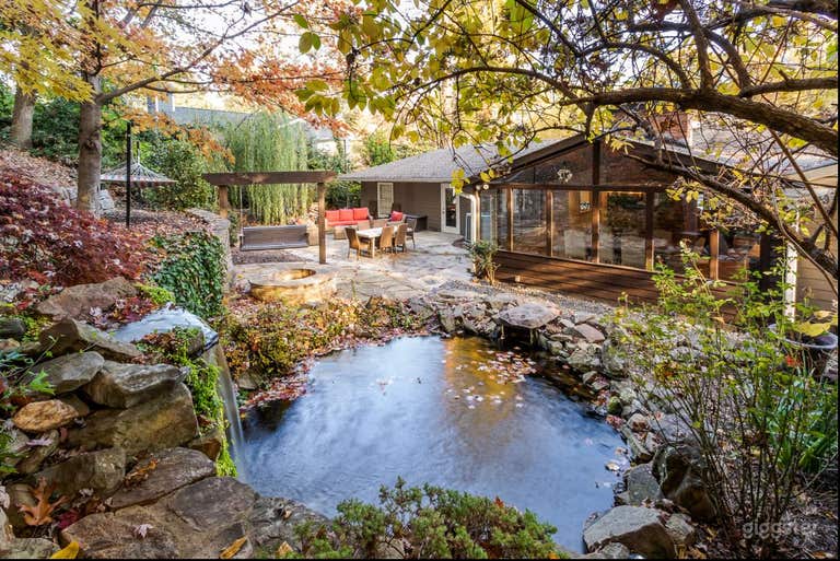  Jardin arrière avec foyer, cascade et bassin de carpes koi 