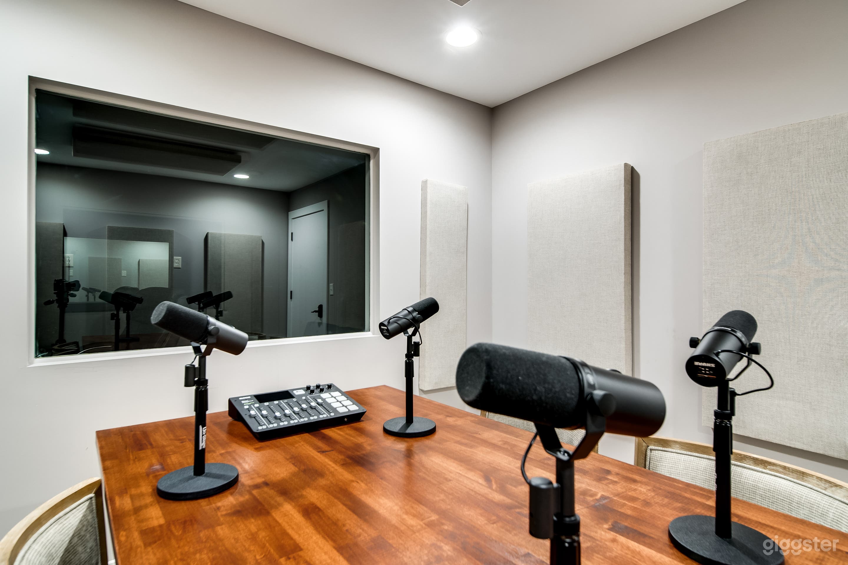 Professional Podcast Studio with High - Quality Equipment, Acoustics and Soundproof Photo 3