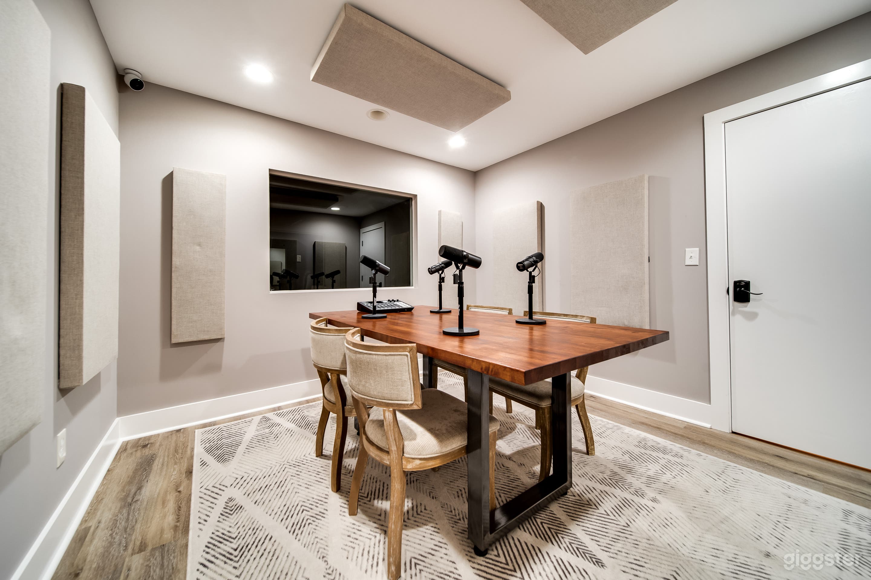 Professional Podcast Studio with High - Quality Equipment, Acoustics and Soundproof Photo 2