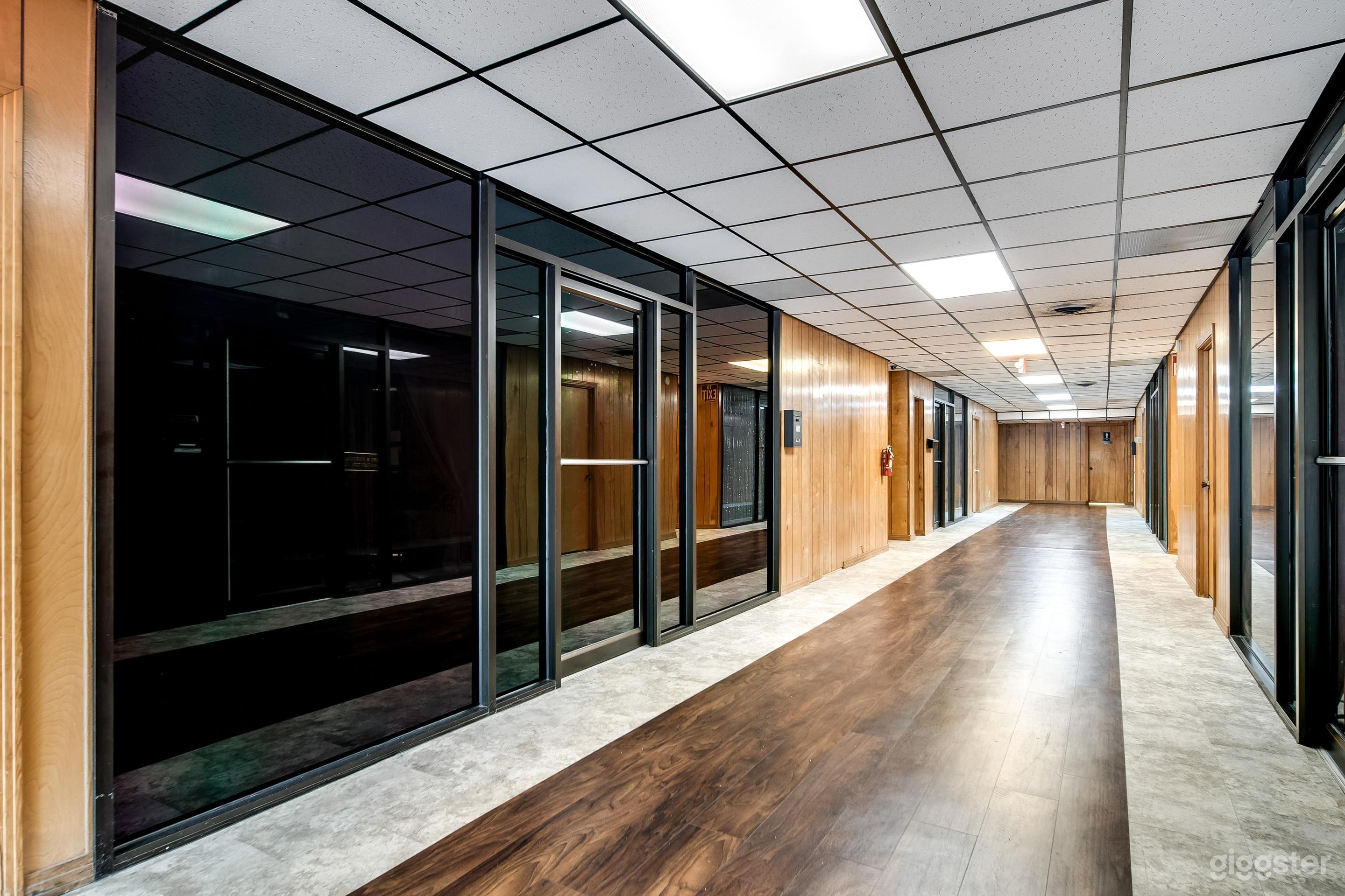 Professional Podcast Studio with High - Quality Equipment, Acoustics and Soundproof Photo 4