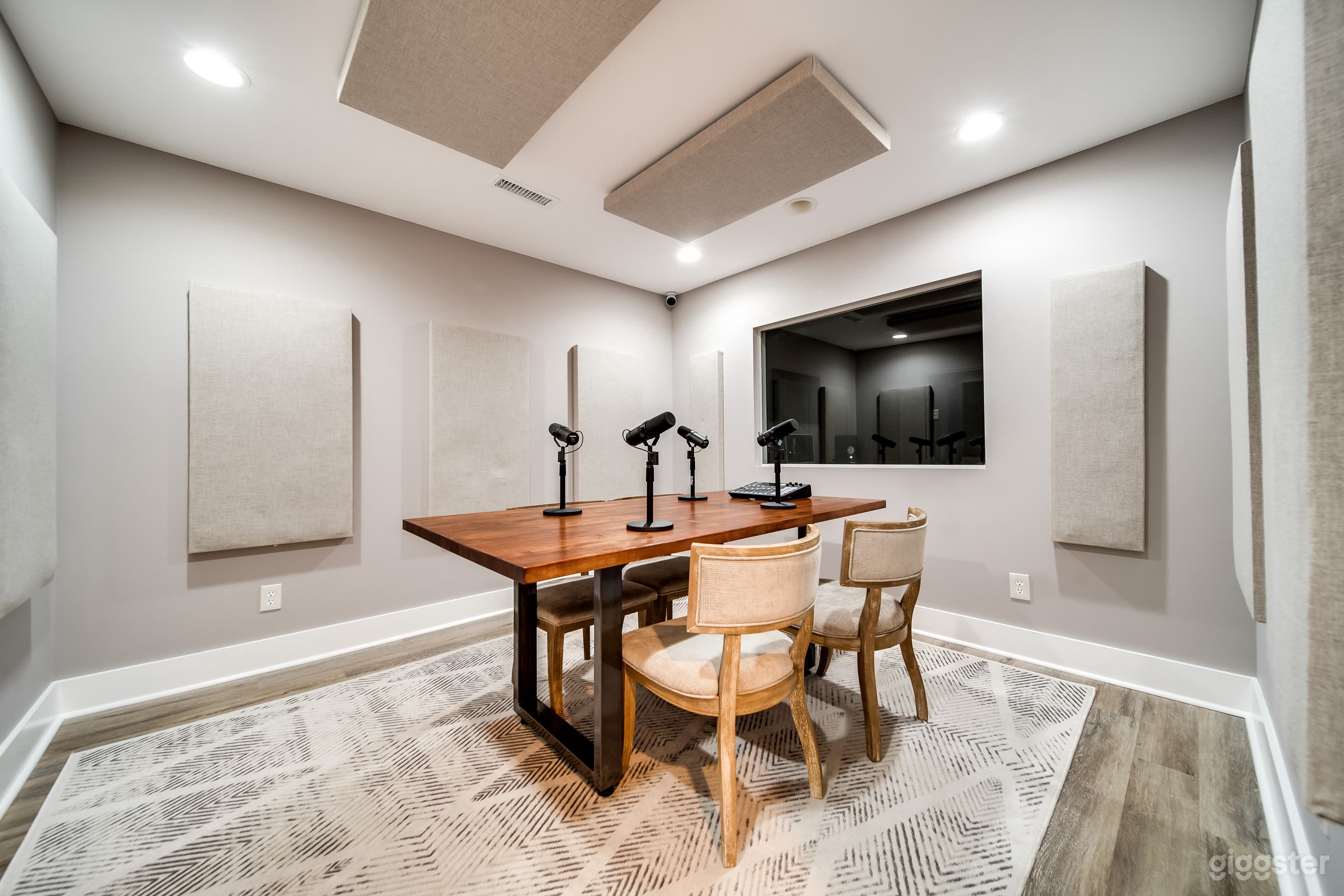 Professional Podcast Studio with High - Quality Equipment, Acoustics and Soundproof Photo 1