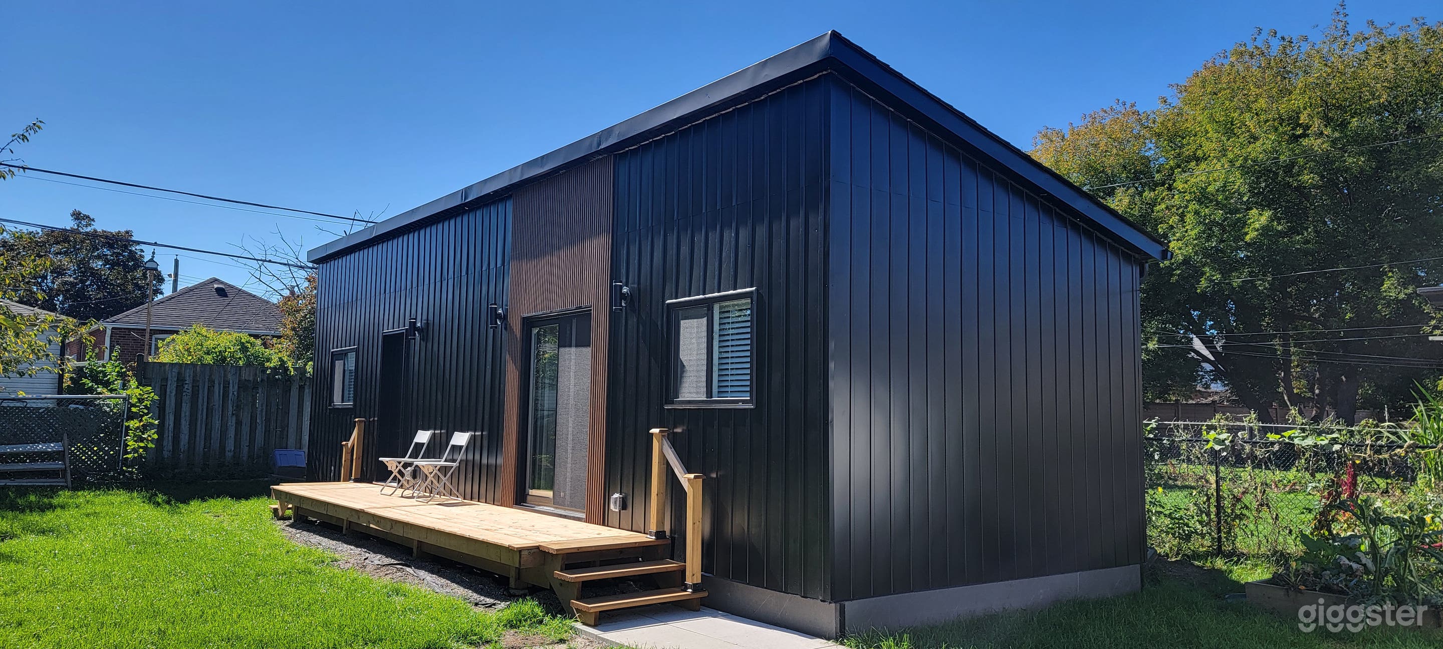 Bright Garden Suite with large backyard Photo 1