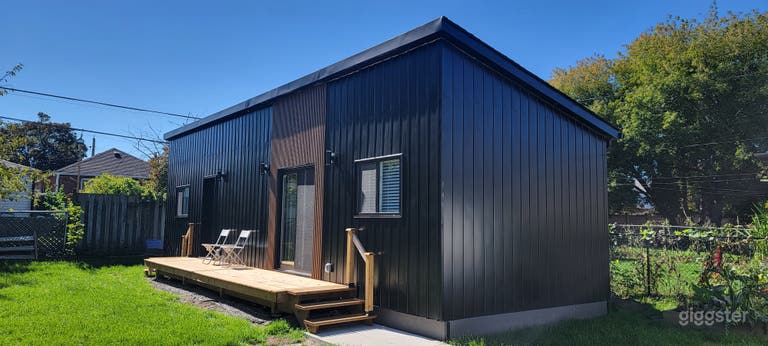  Bright Garden Suite with large backyard 